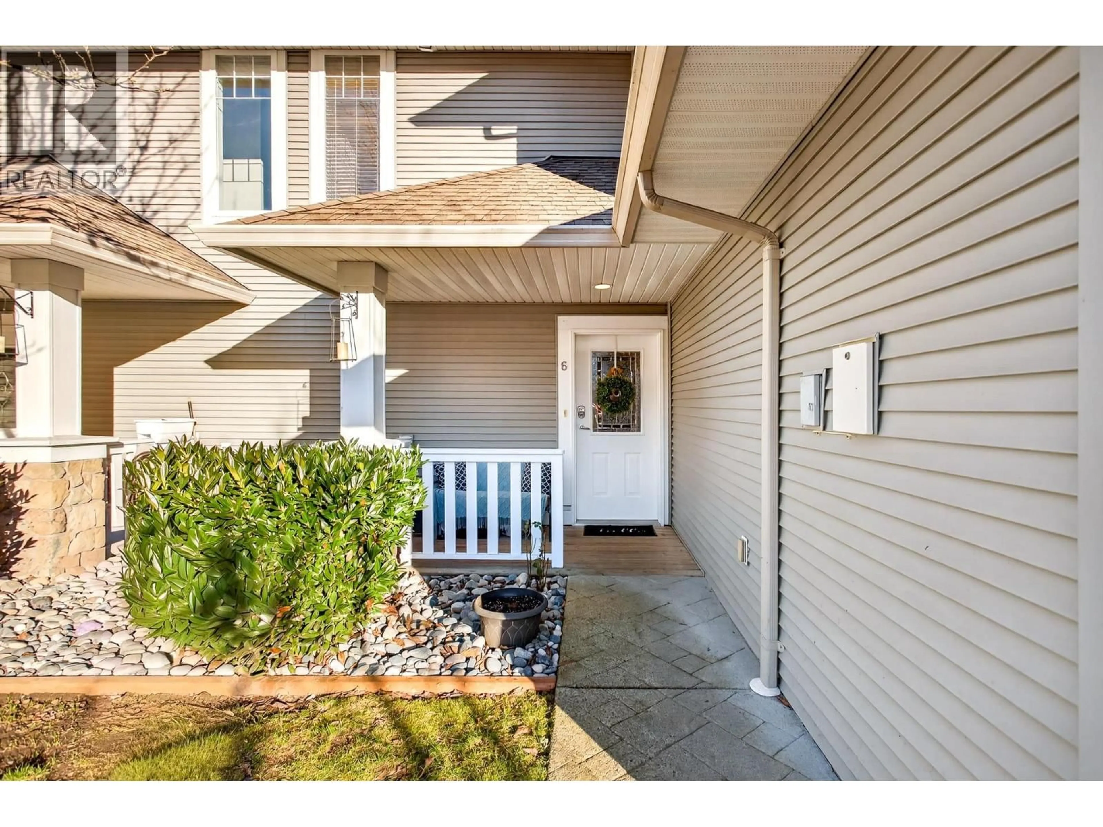 Indoor entryway for 6 - 19148 124 AVENUE, Pitt Meadows British Columbia V3Y2V2