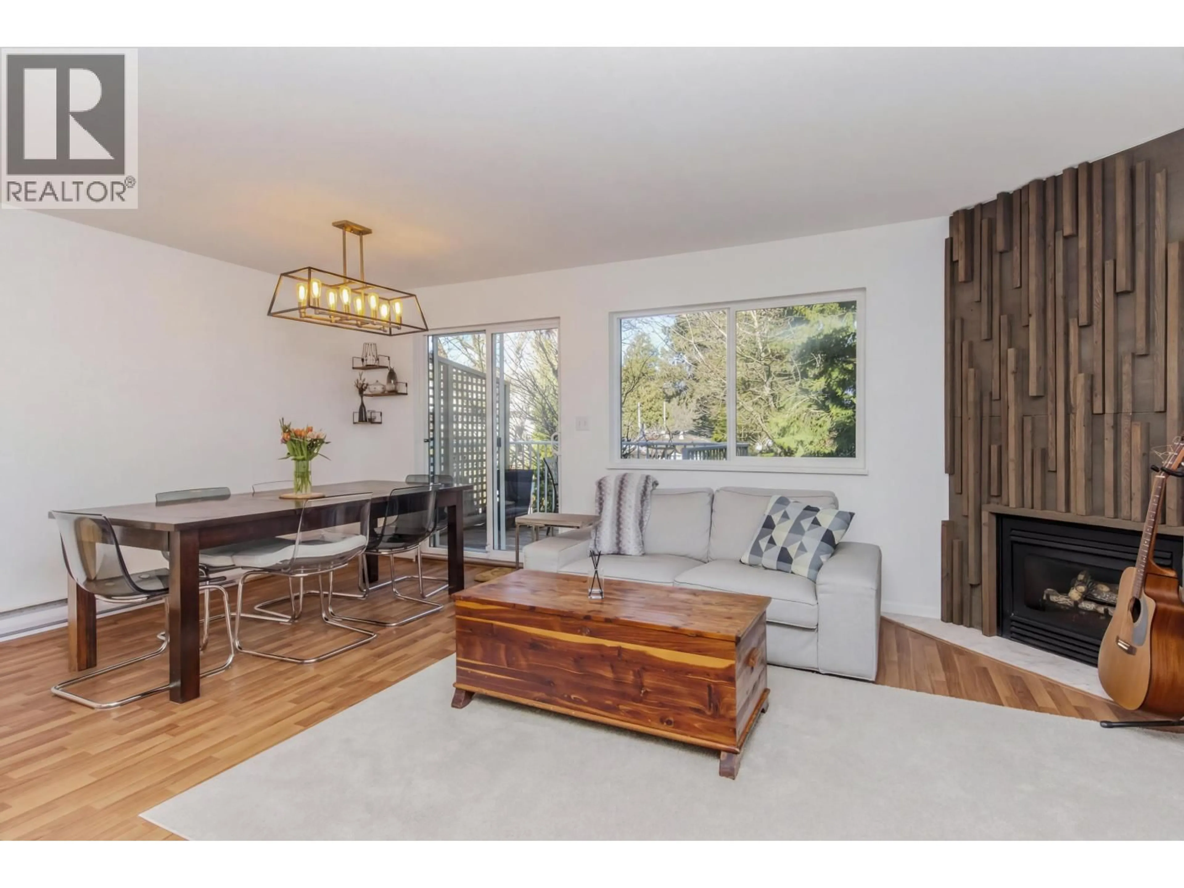 Living room with furniture, wood/laminate floor for 100 - 39920 GOVERNMENT ROAD, Squamish British Columbia V8B0G5