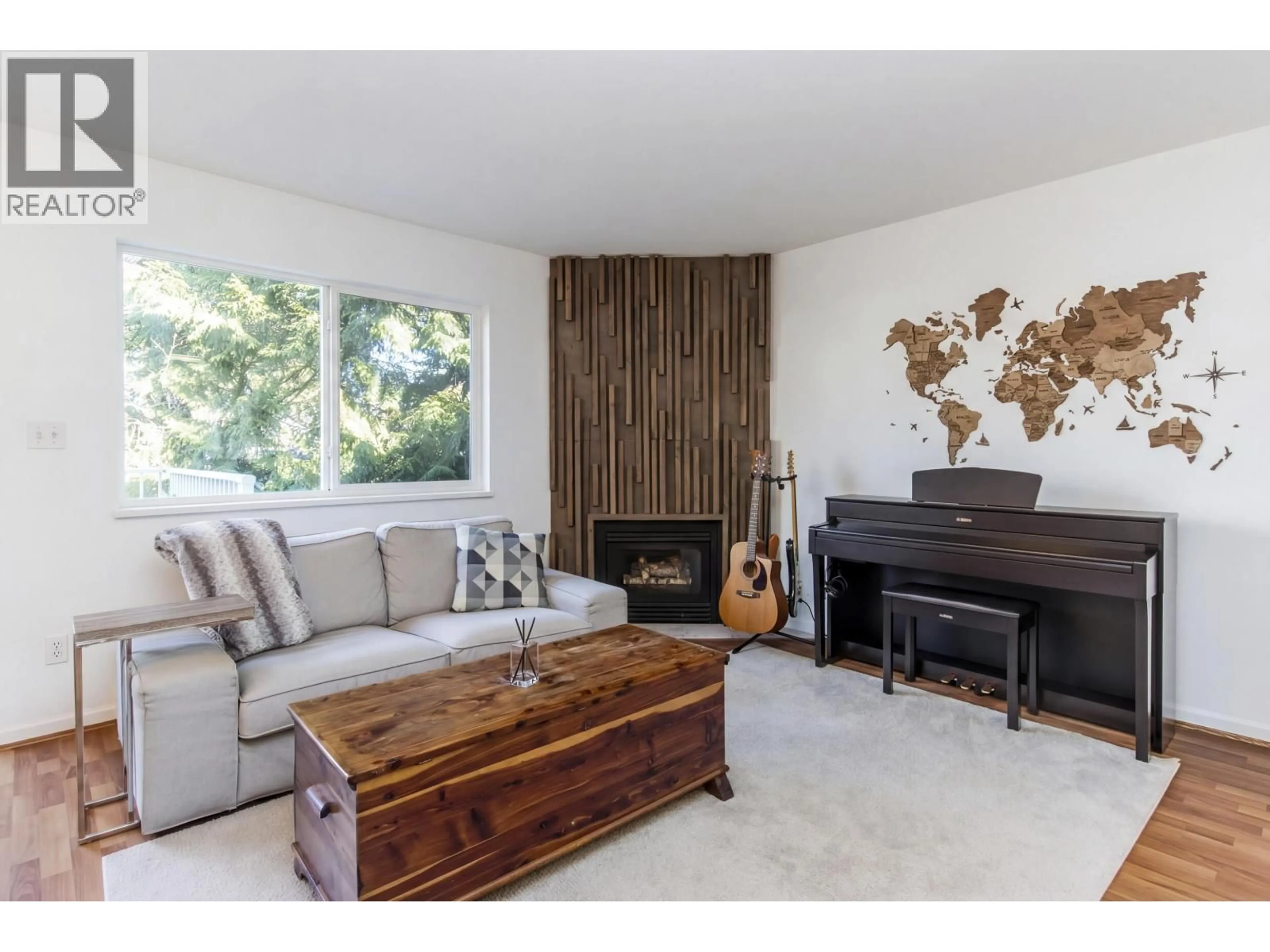 Living room with furniture, wood/laminate floor for 100 - 39920 GOVERNMENT ROAD, Squamish British Columbia V8B0G5