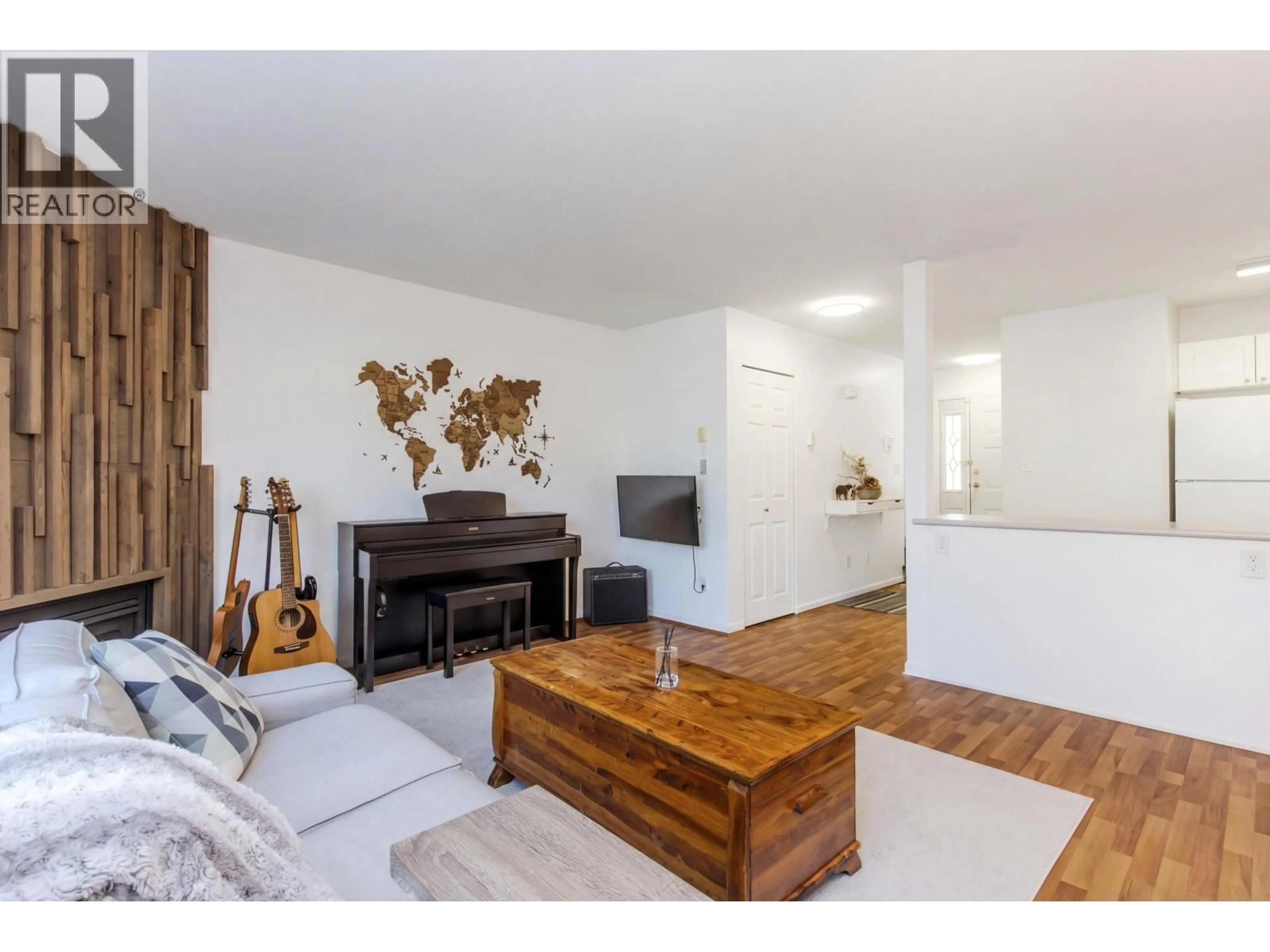 Living room with furniture, wood/laminate floor for 100 - 39920 GOVERNMENT ROAD, Squamish British Columbia V8B0G5