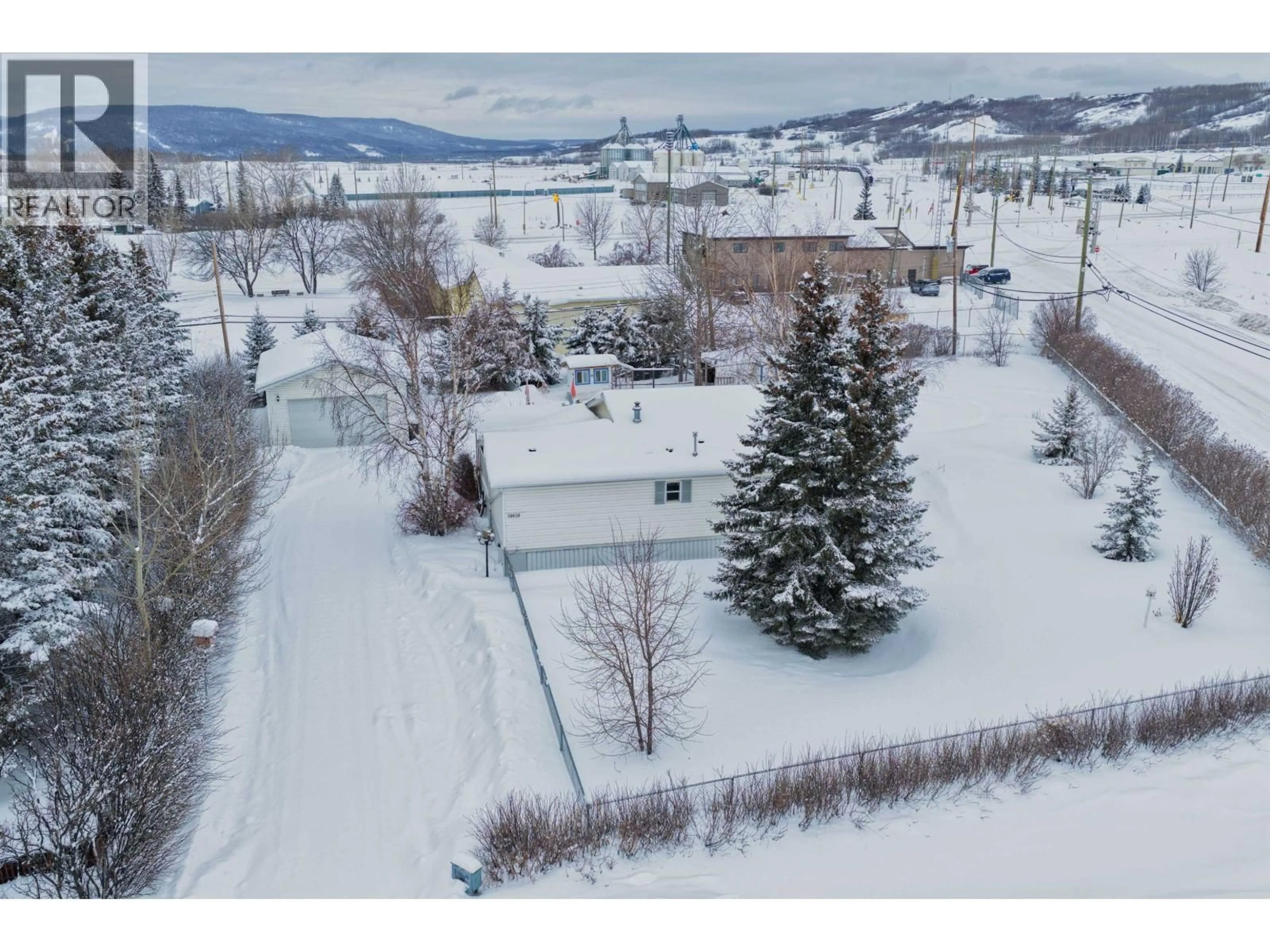 A pic from outside/outdoor area/front of a property/back of a property/a pic from drone, water/lake/river/ocean view for 10020 99 STREET, Taylor British Columbia V0C2K0