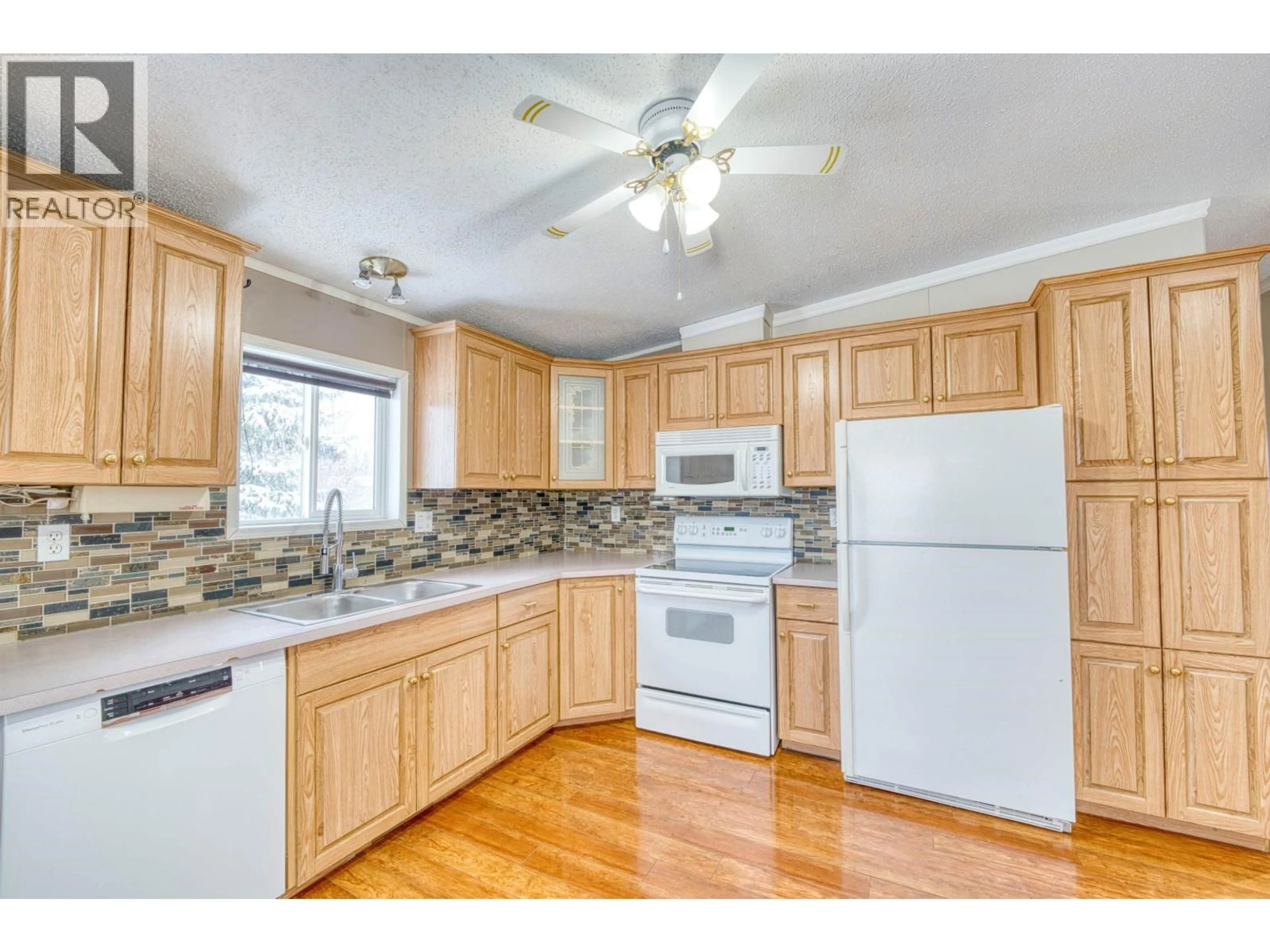 Standard kitchen, wood/laminate floor for 10020 99 STREET, Taylor British Columbia V0C2K0