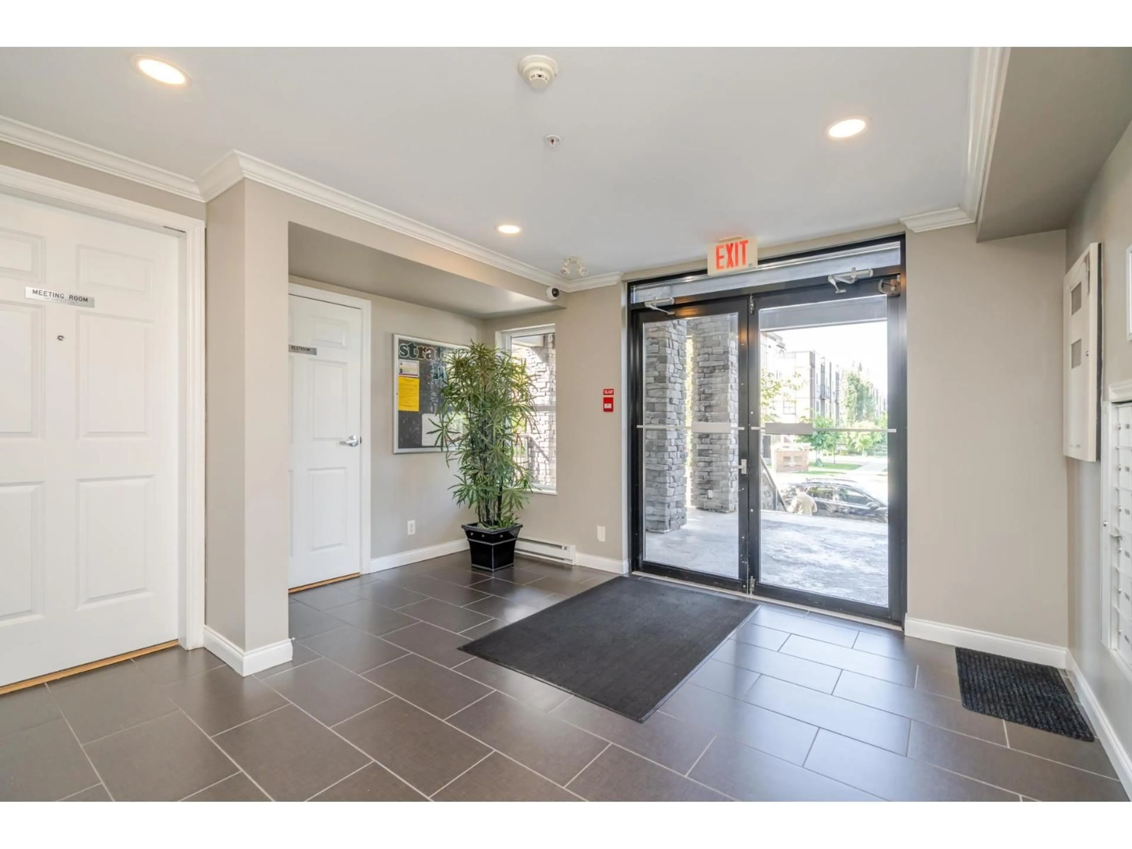 Indoor foyer for 409 - 5474 198TH STREET, Langley British Columbia V3A1G2