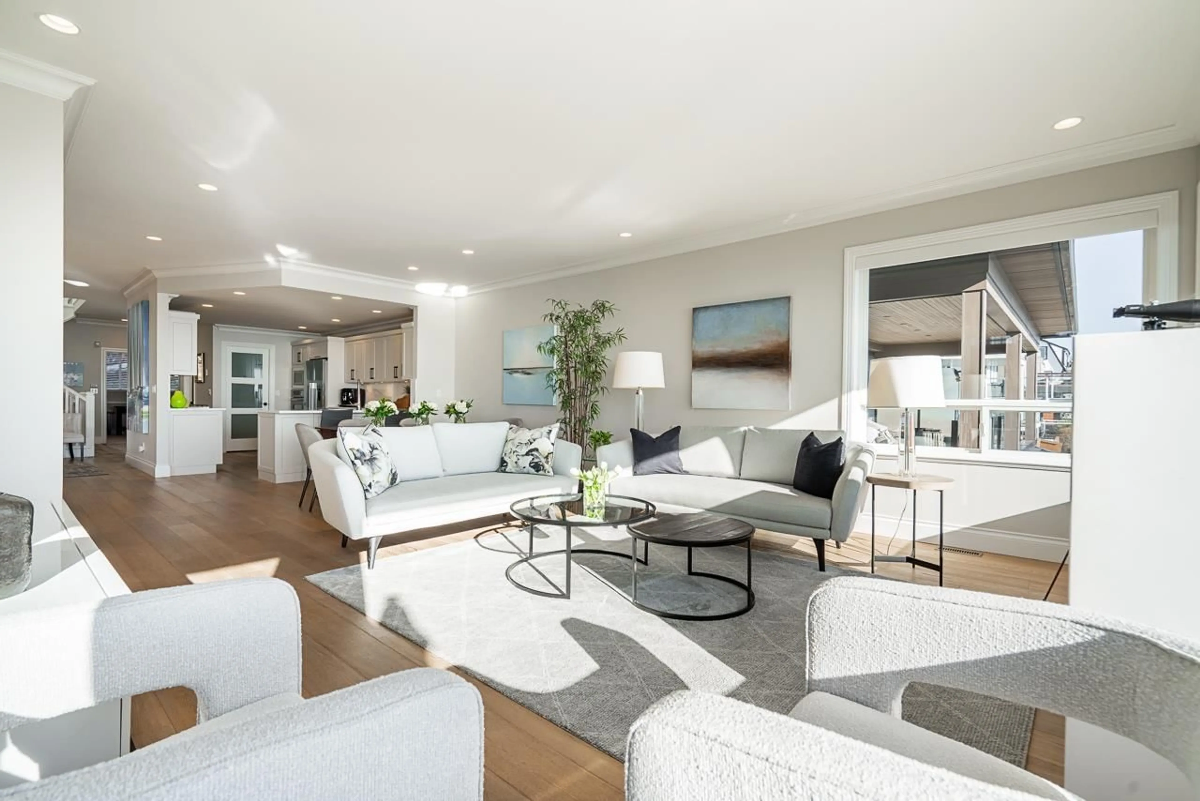 Living room with furniture, unknown for 15118 VICTORIA AVENUE, White Rock British Columbia V4B1G3