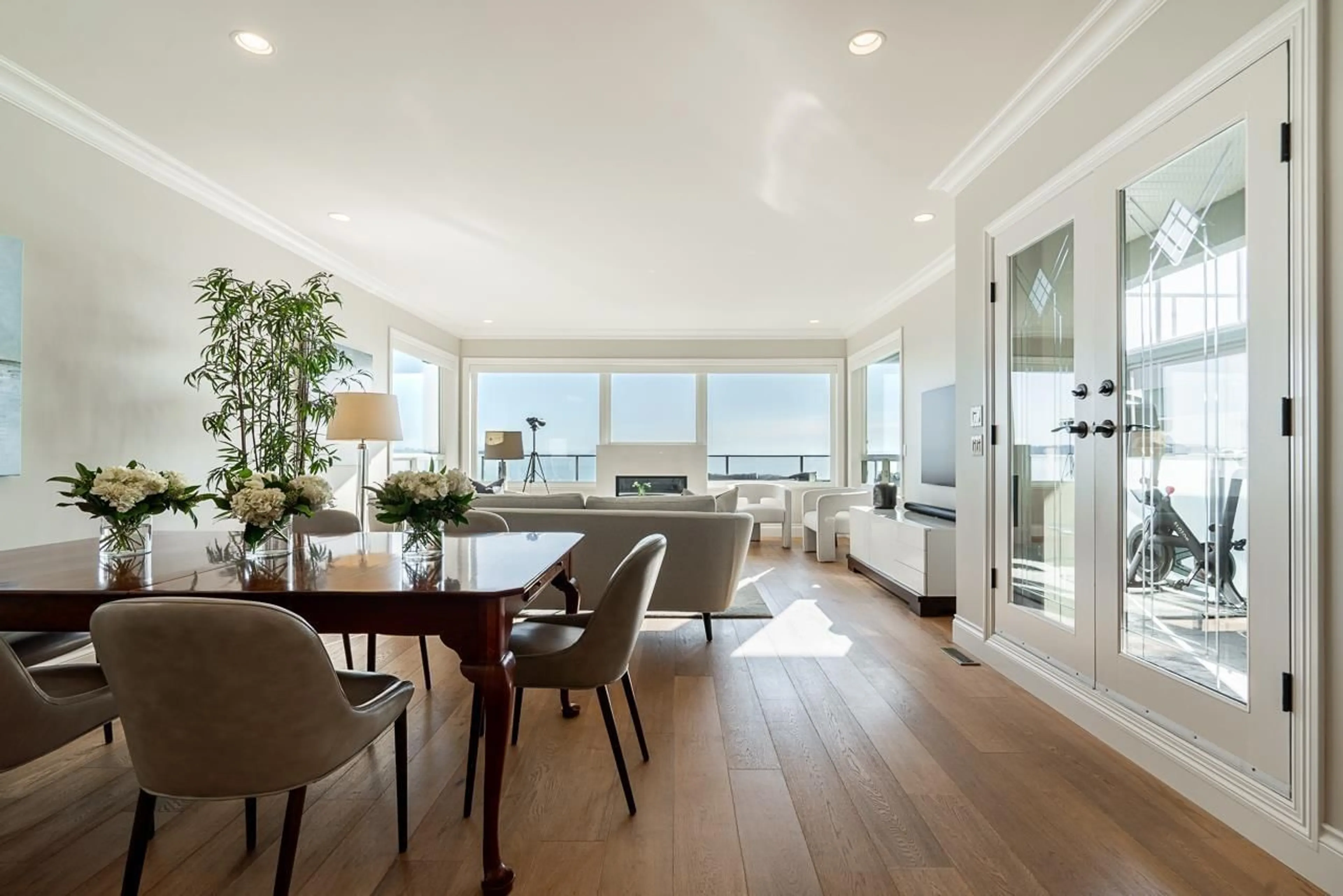 Dining room, wood/laminate floor for 15118 VICTORIA AVENUE, White Rock British Columbia V4B1G3