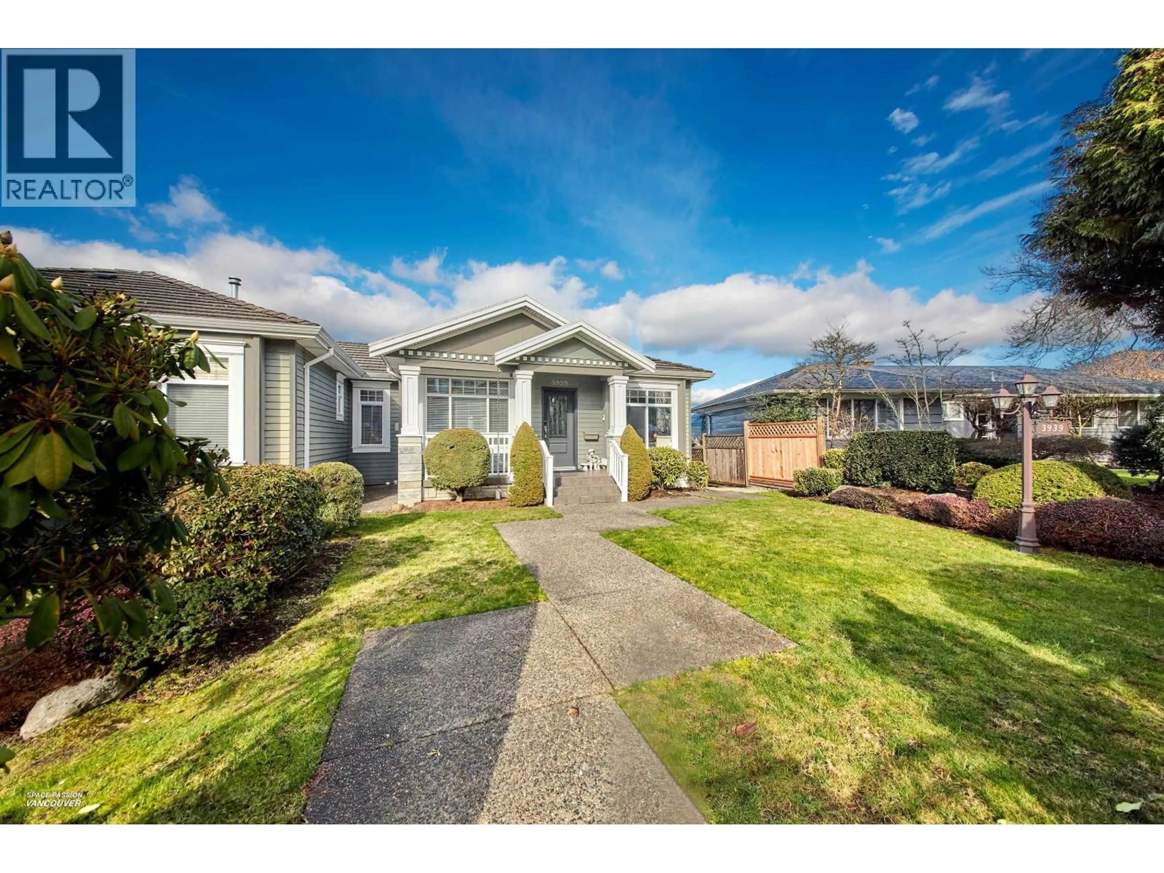 A pic from outside/outdoor area/front of a property/back of a property/a pic from drone, street for 3939 ELMWOOD STREET, Burnaby British Columbia V5G1R9