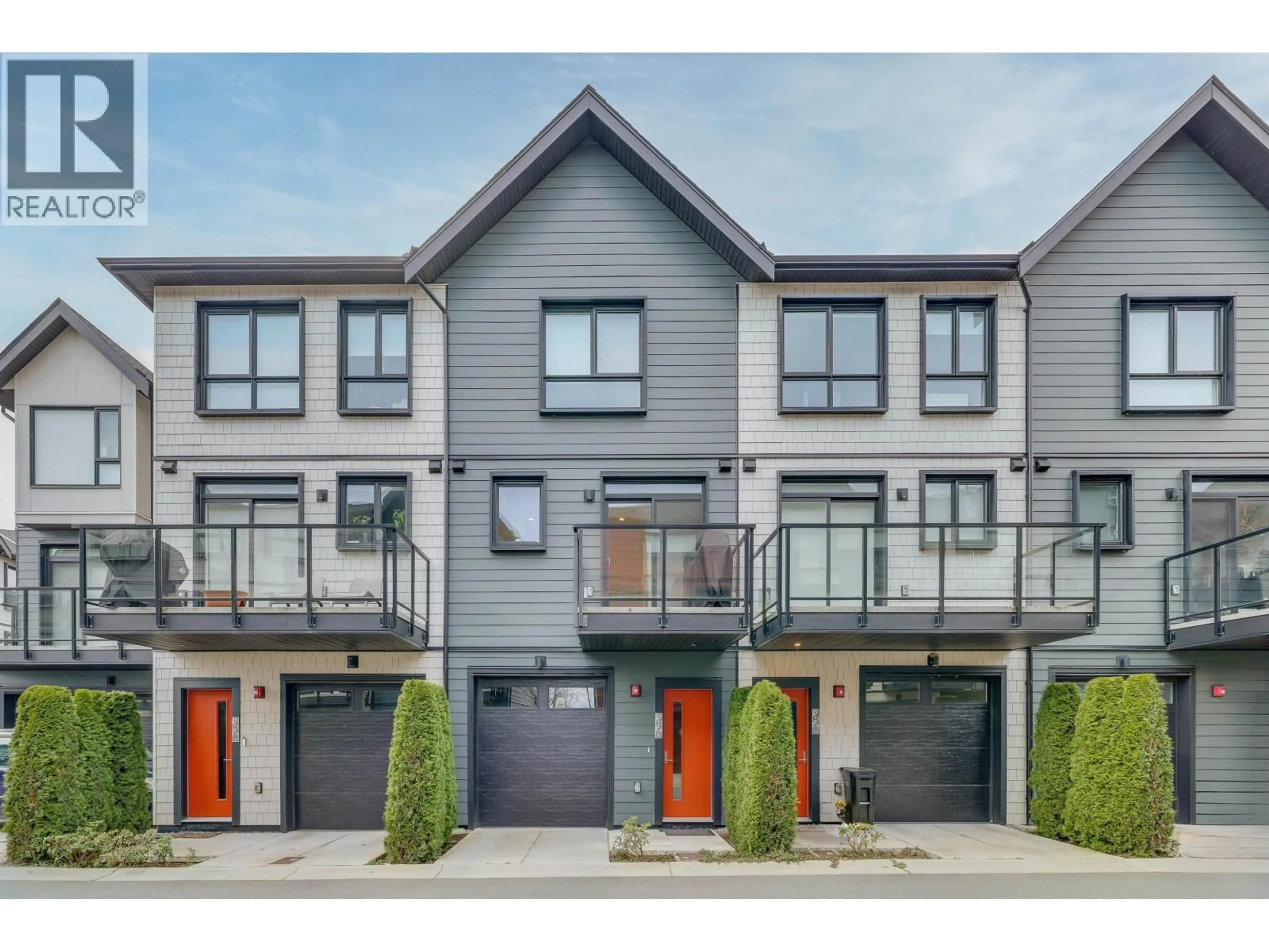 Home with vinyl exterior material, street for 150 - 4738 HEMLOCK WAY, Tsawwassen British Columbia V4M0E3