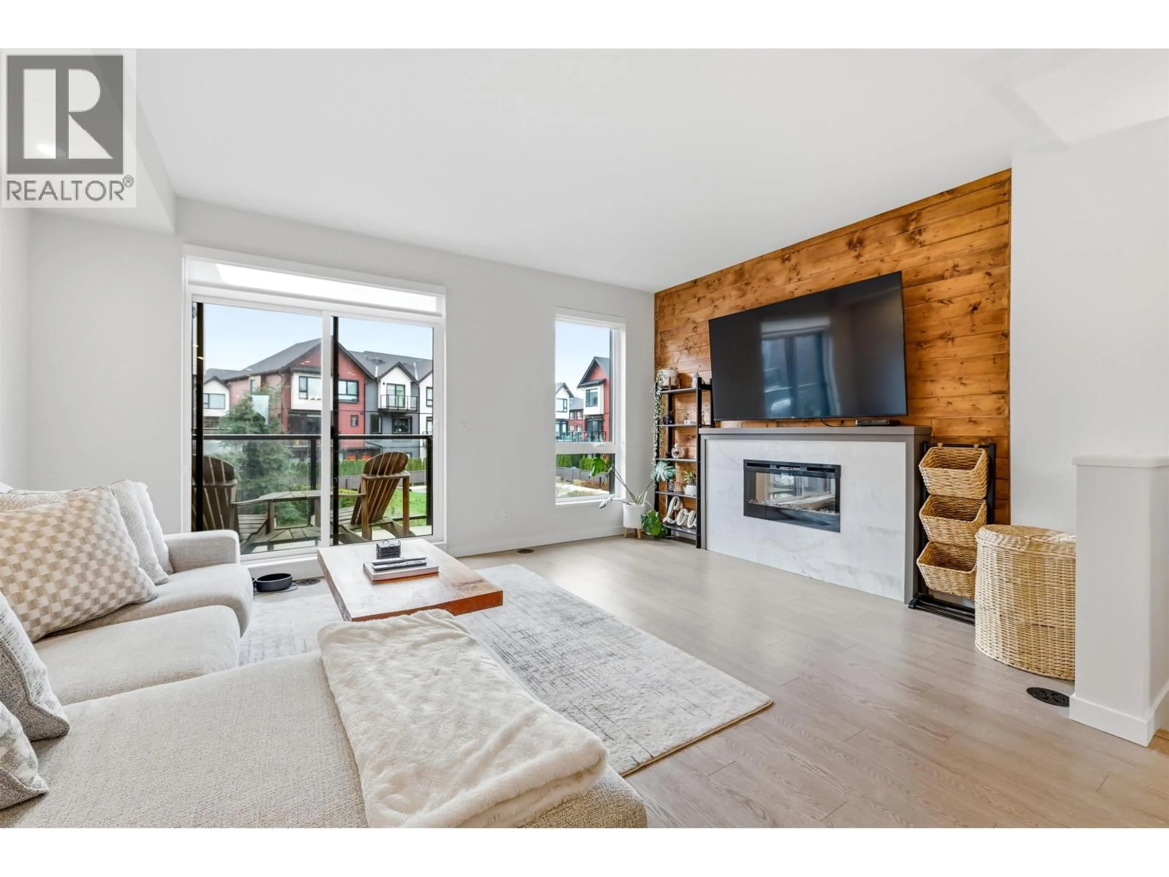 Living room with furniture, wood/laminate floor for 150 - 4738 HEMLOCK WAY, Tsawwassen British Columbia V4M0E3
