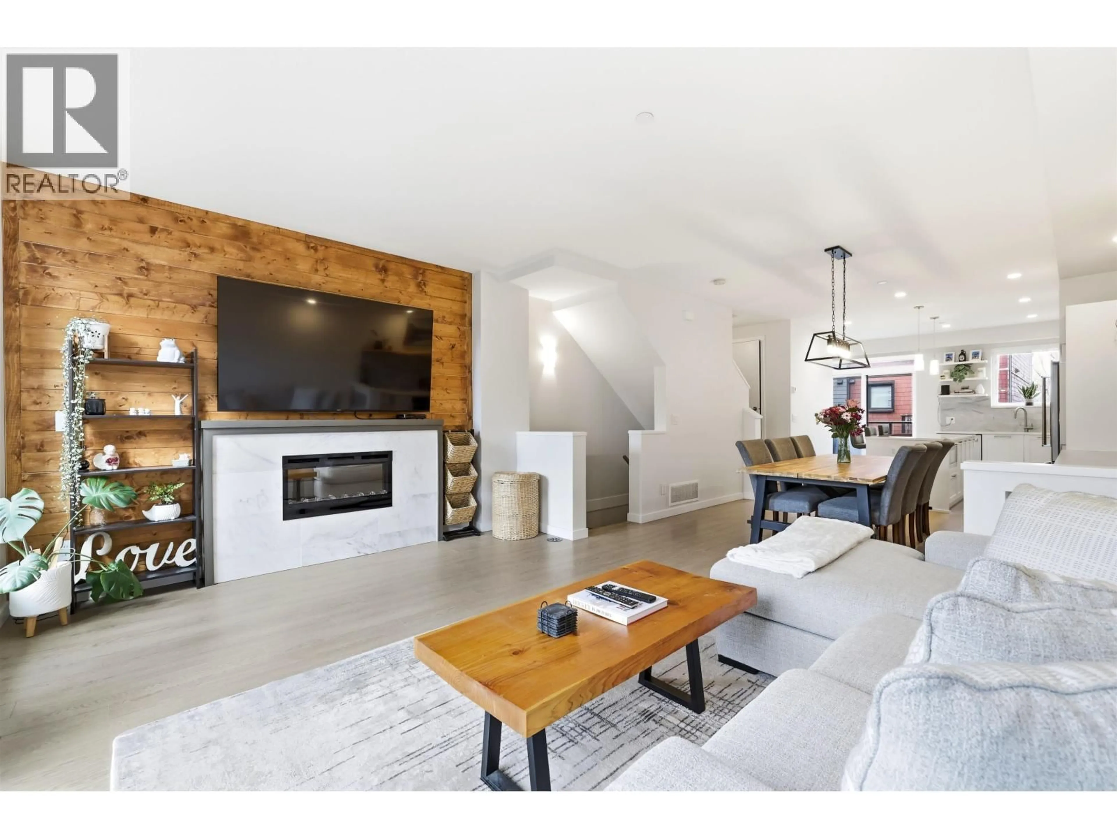 Living room with furniture, wood/laminate floor for 150 - 4738 HEMLOCK WAY, Tsawwassen British Columbia V4M0E3