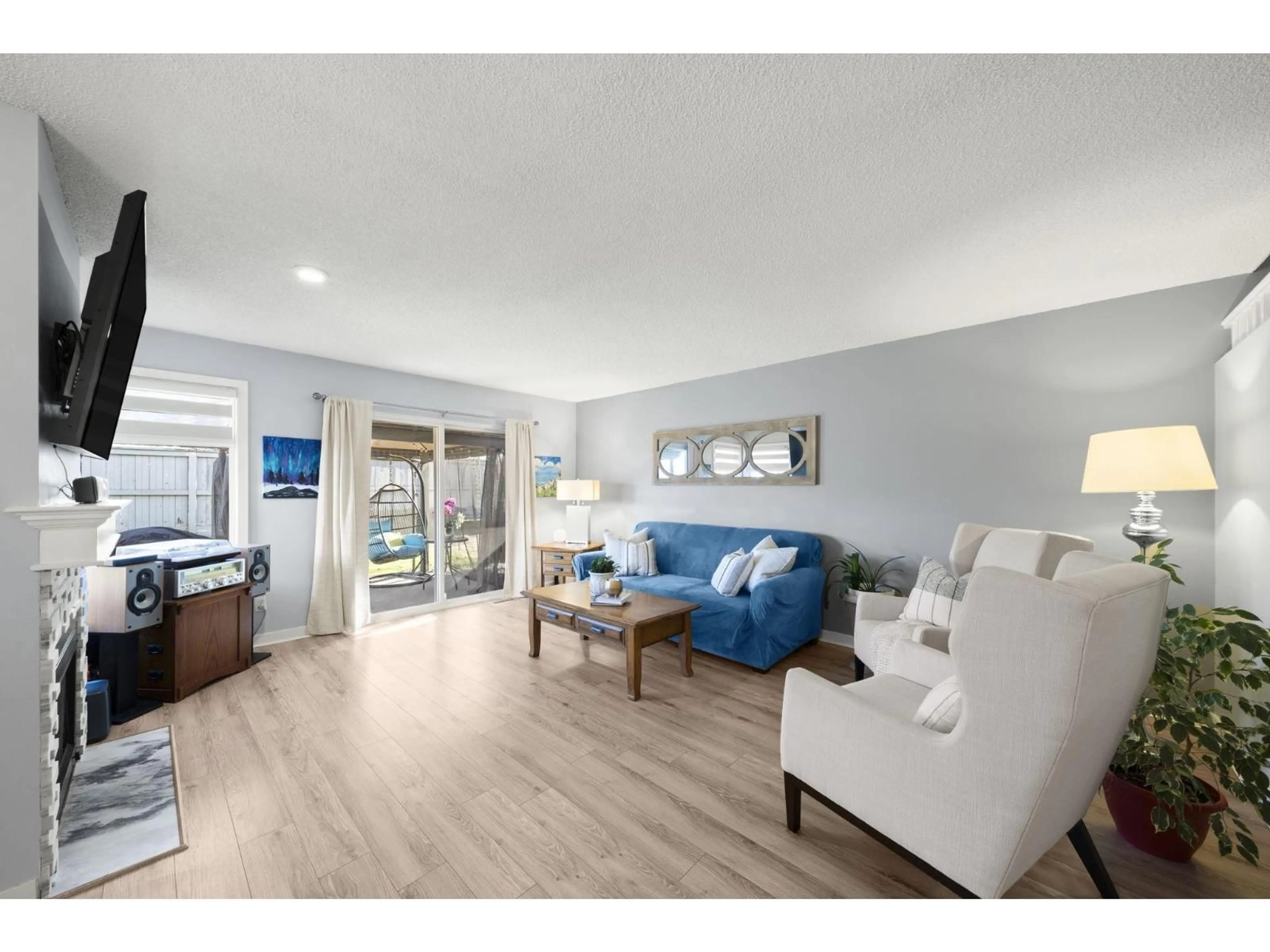 Living room with furniture, wood/laminate floor for 18 - 9045 WALNUT GROVE DRIVE, Langley British Columbia V1M2E1