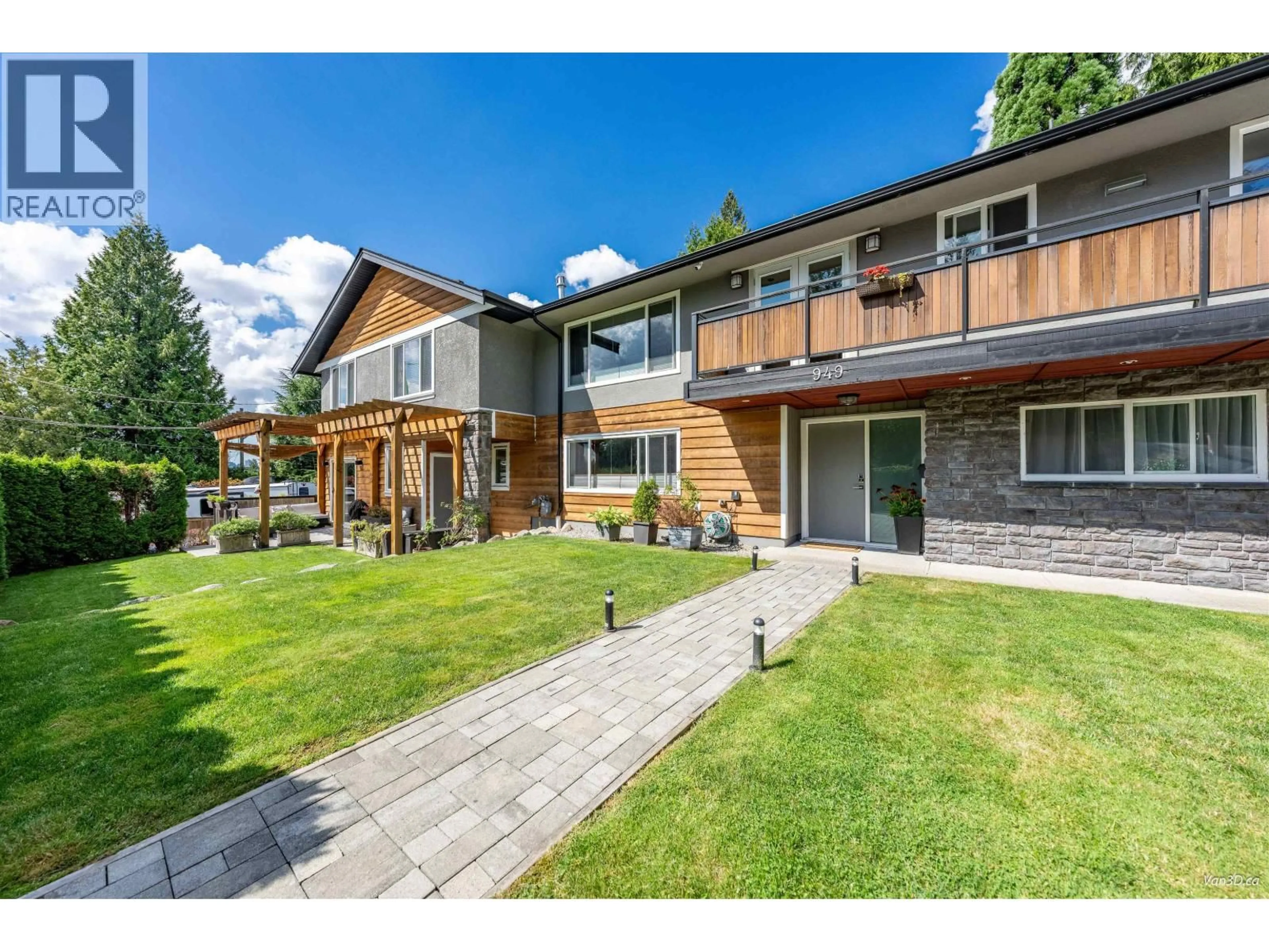 A pic from outside/outdoor area/front of a property/back of a property/a pic from drone, mountain view for 949 HARTFORD PLACE, North Vancouver British Columbia V7H2J8