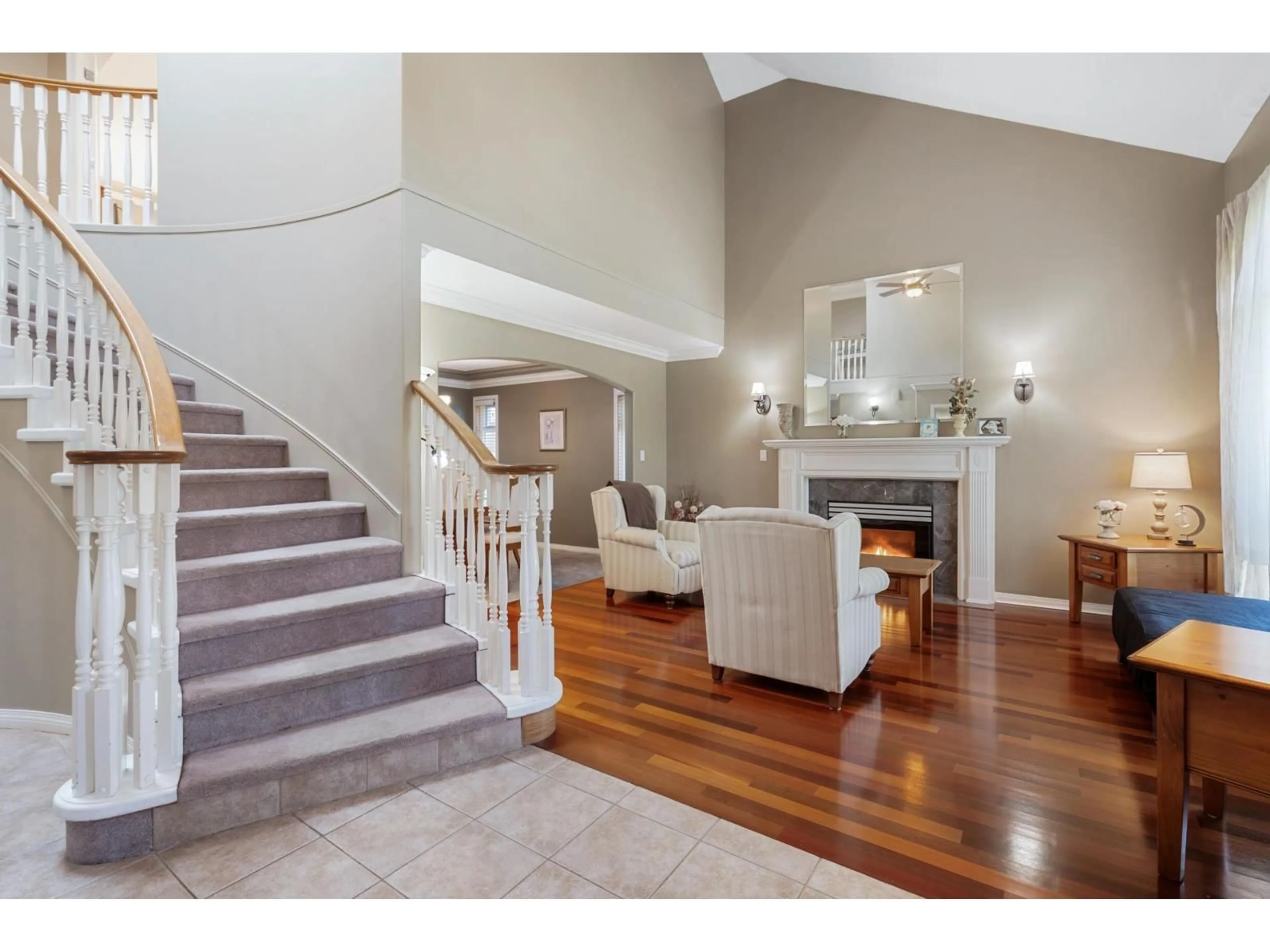 Indoor foyer for 10118 171A STREET, Surrey British Columbia V4N3L3