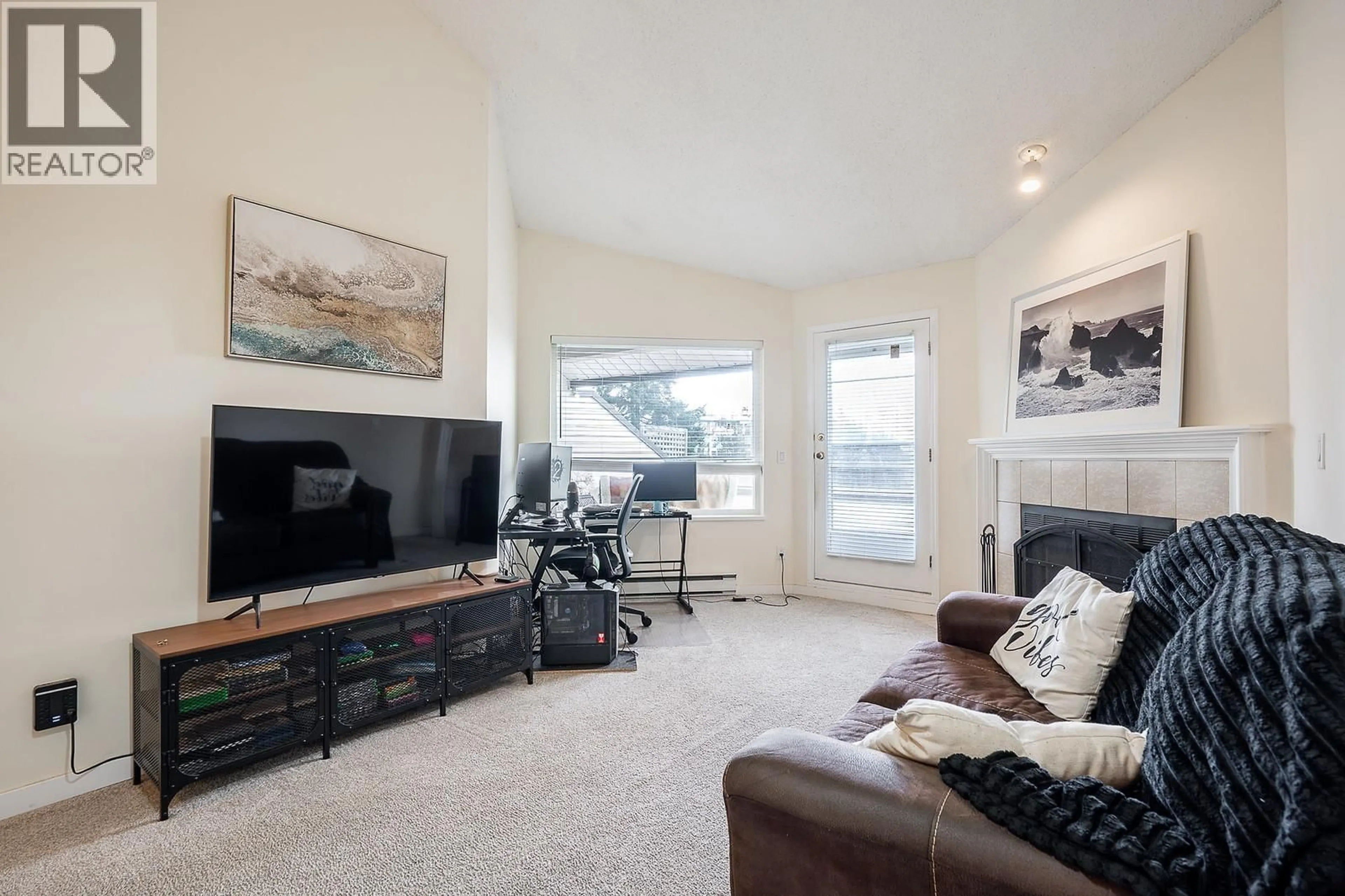 Living room with furniture, unknown for 305 - 11726 225TH STREET, Maple Ridge British Columbia V2X6E4