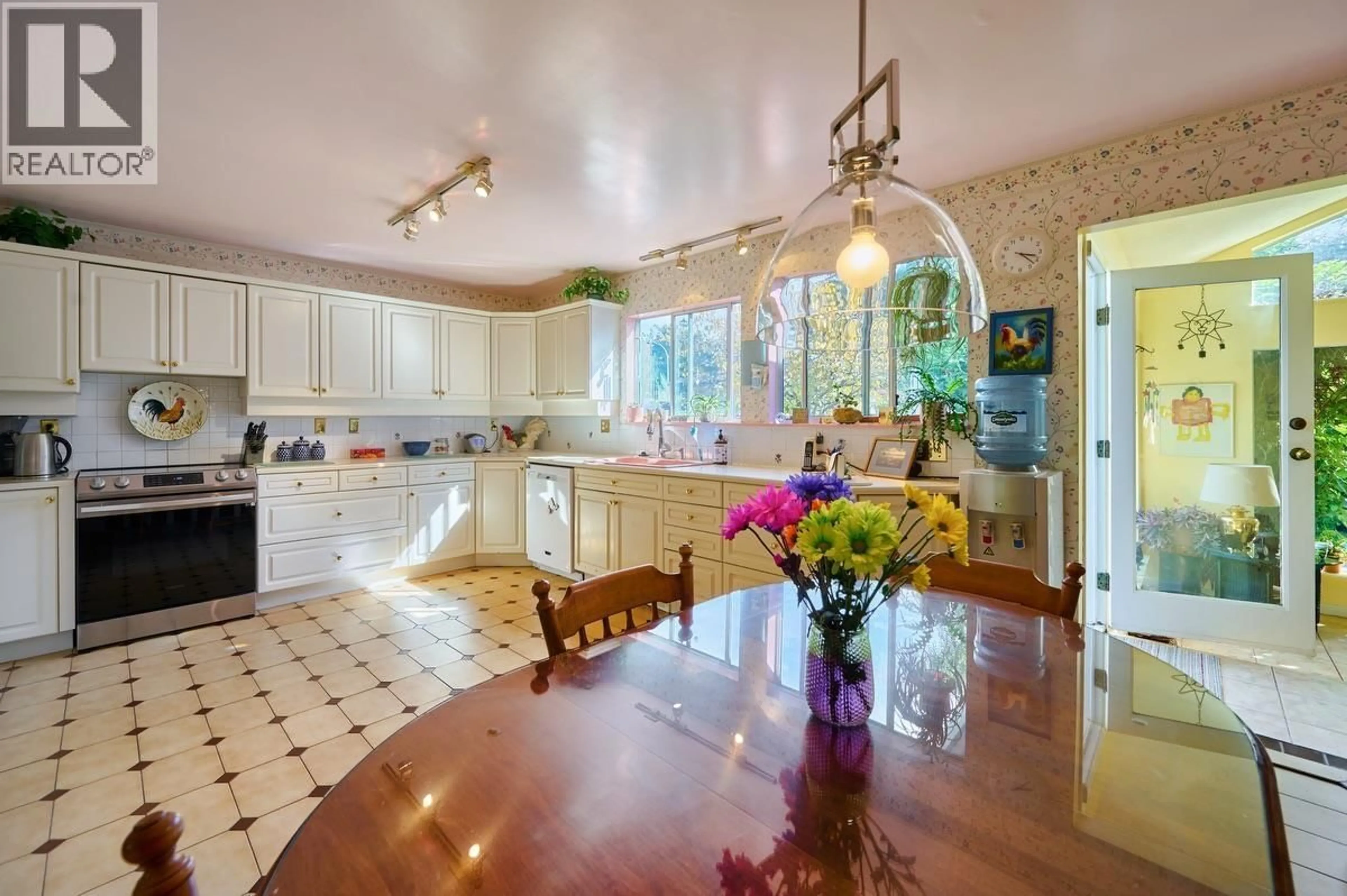 Open concept kitchen, ceramic/tile floor for 4228 CRAIGFLOWER DRIVE, Richmond British Columbia V7C4W3