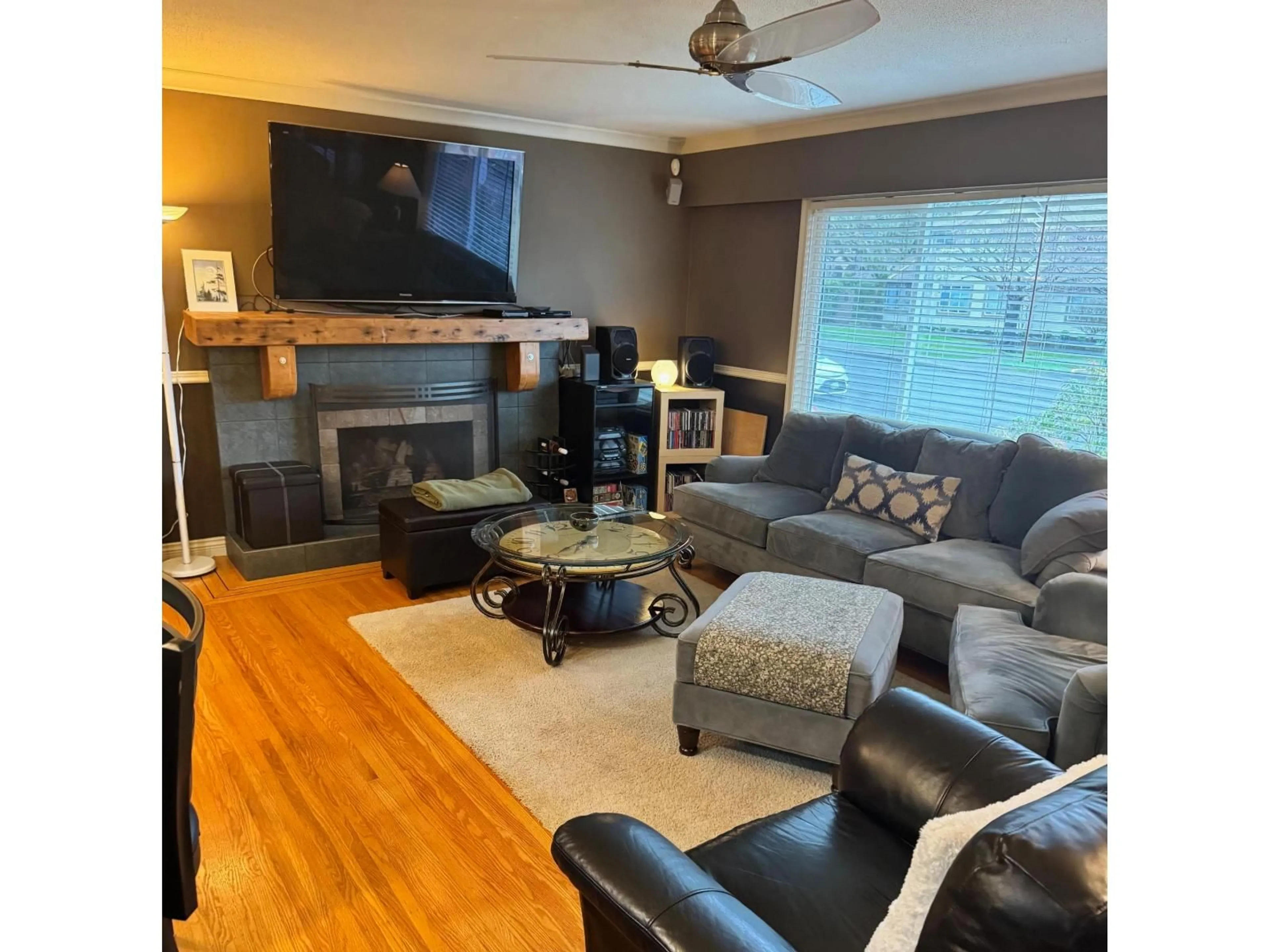 Living room with furniture, wood/laminate floor for 15980 THRIFT AVENUE, White Rock British Columbia V4B2N1