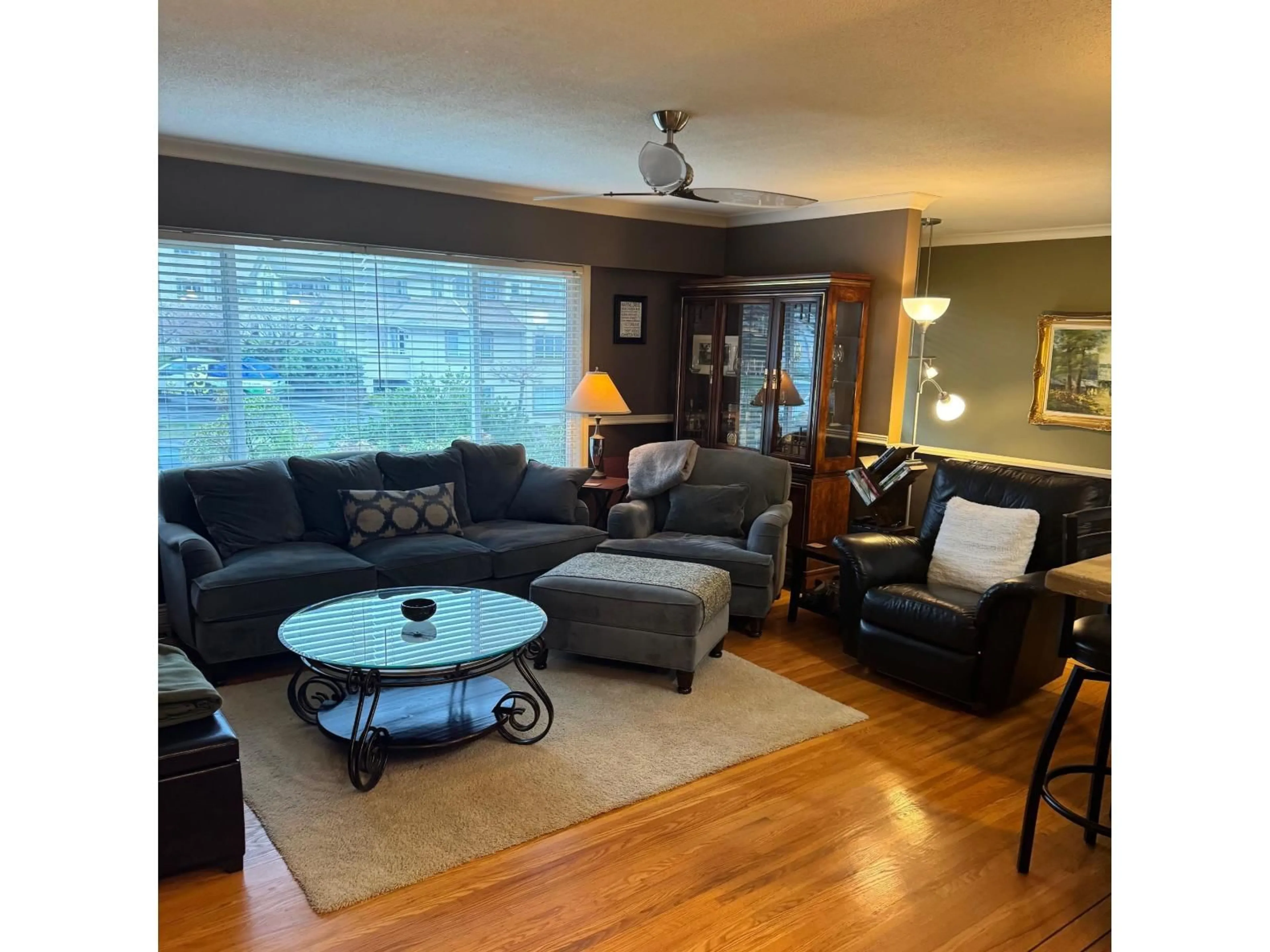Living room with furniture, wood/laminate floor for 15980 THRIFT AVENUE, White Rock British Columbia V4B2N1