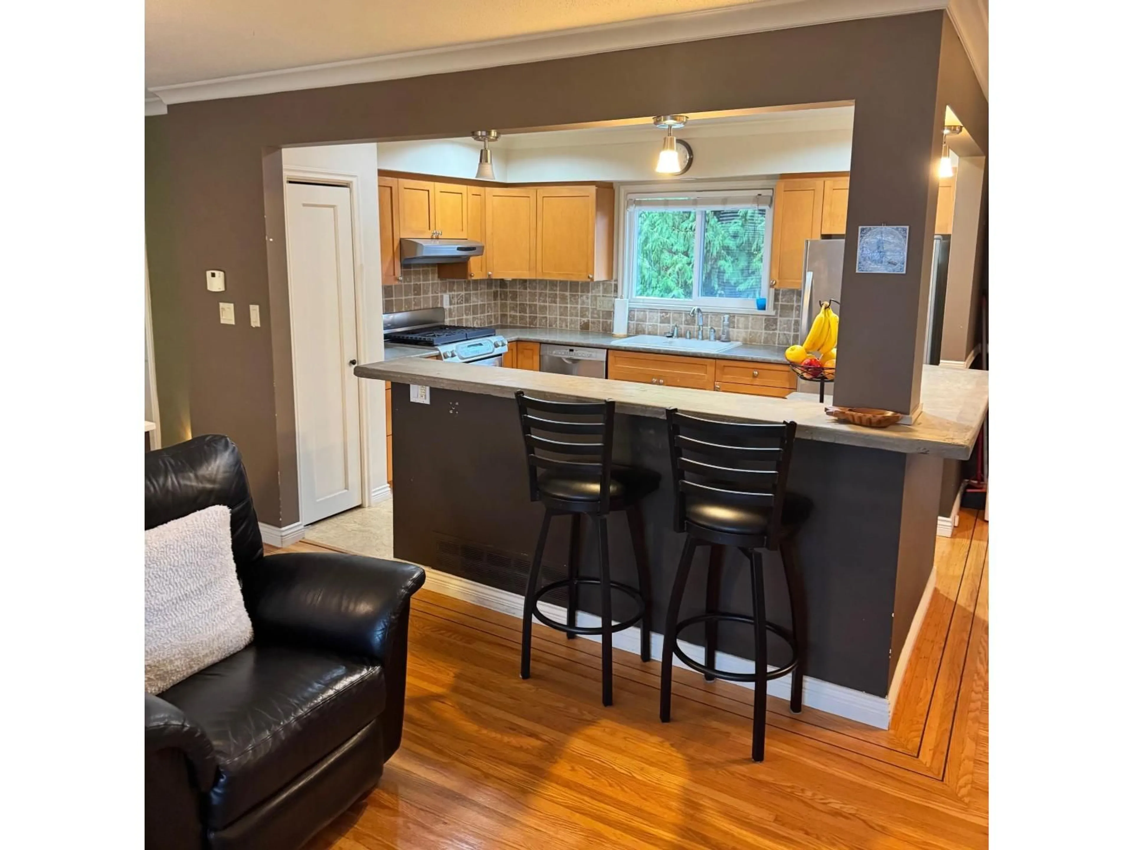Open concept kitchen, wood/laminate floor for 15980 THRIFT AVENUE, White Rock British Columbia V4B2N1