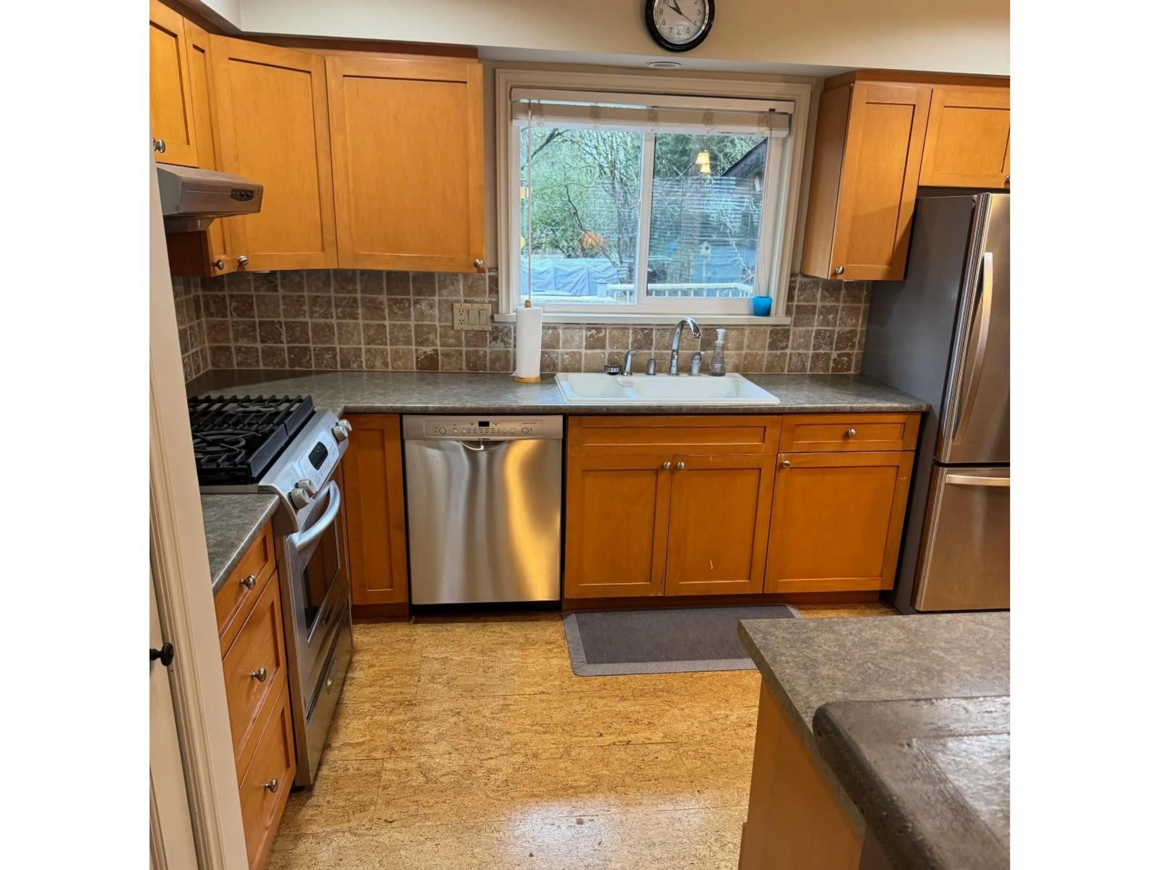 Standard kitchen, ceramic/tile floor for 15980 THRIFT AVENUE, White Rock British Columbia V4B2N1
