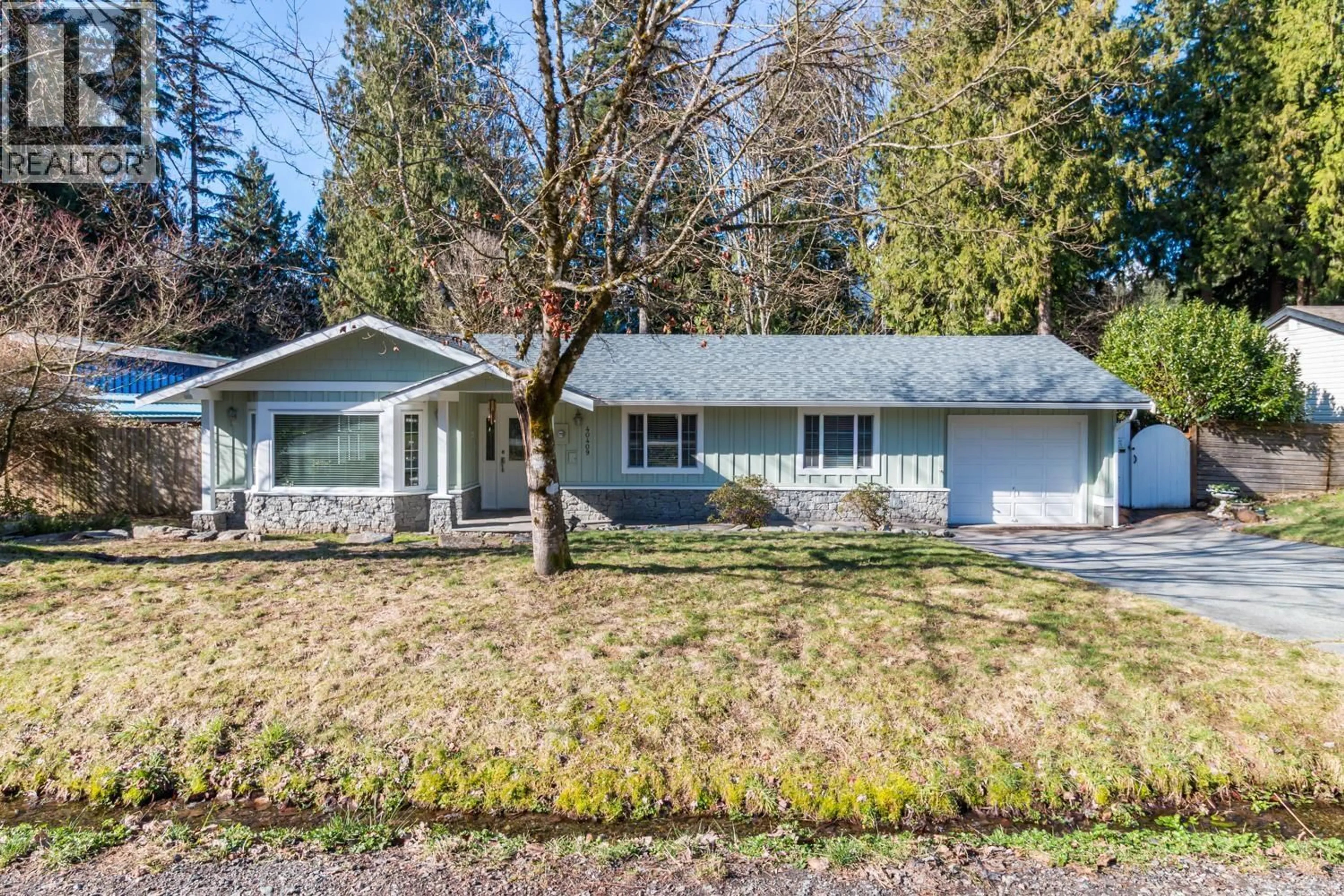 Home with vinyl exterior material, street for 40409 PERTH DRIVE, Squamish British Columbia V0N1T0