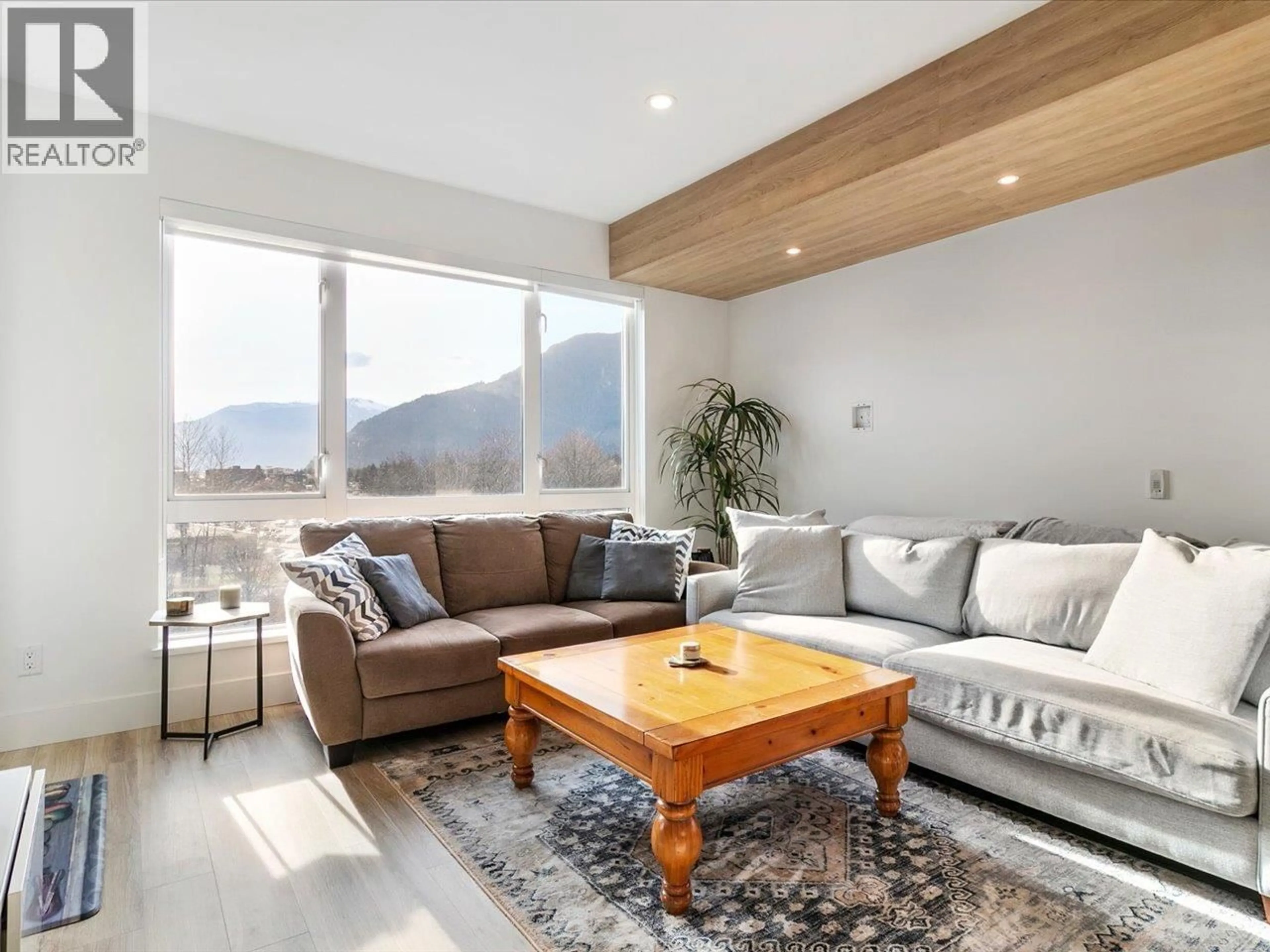 Living room with furniture, wood/laminate floor for 619 - 38362 BUCKLEY AVENUE, Squamish British Columbia V8B0J8