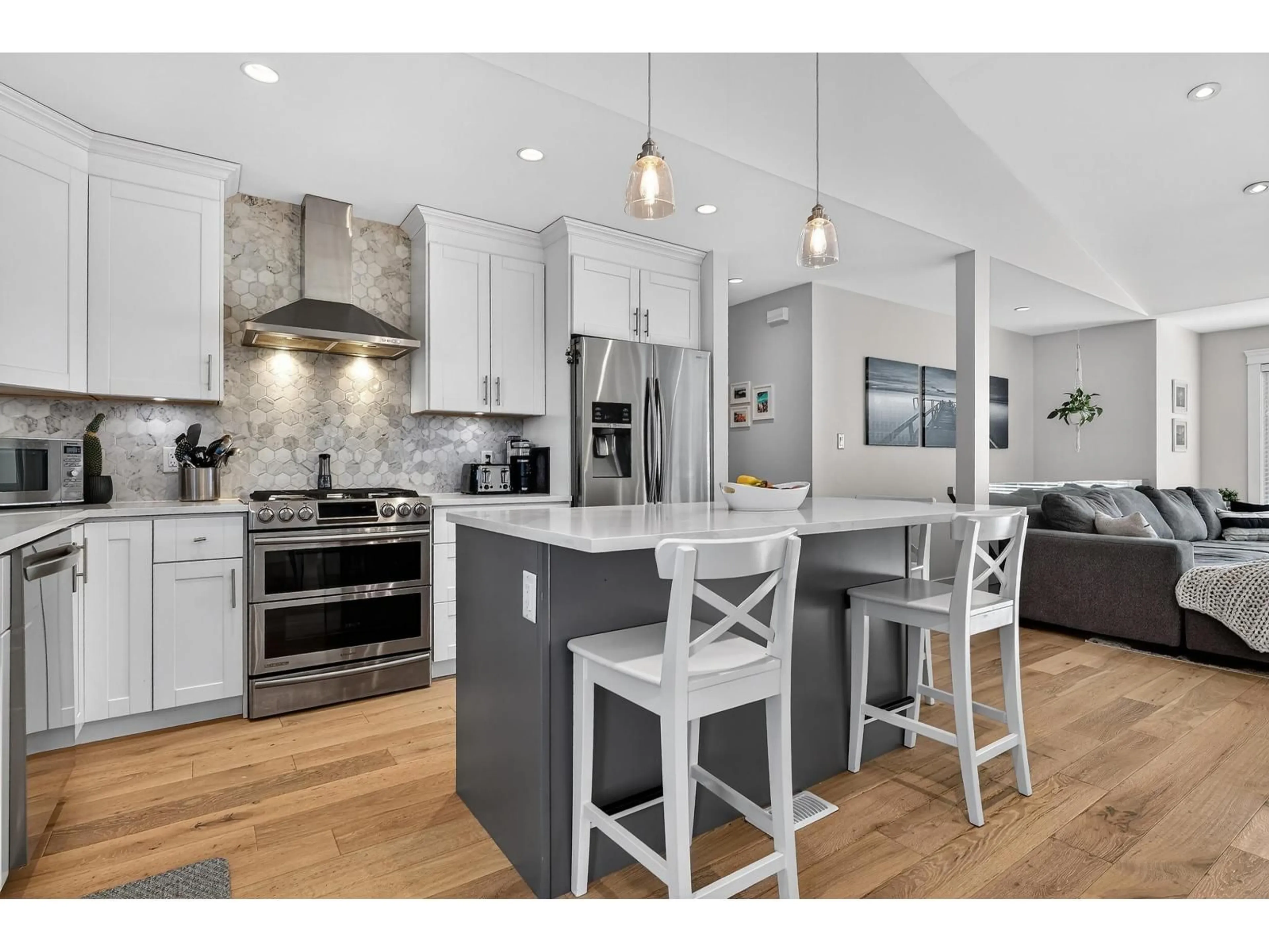 Open concept kitchen, wood/laminate floor for 20231 46 AVENUE, Langley British Columbia V3A5K3