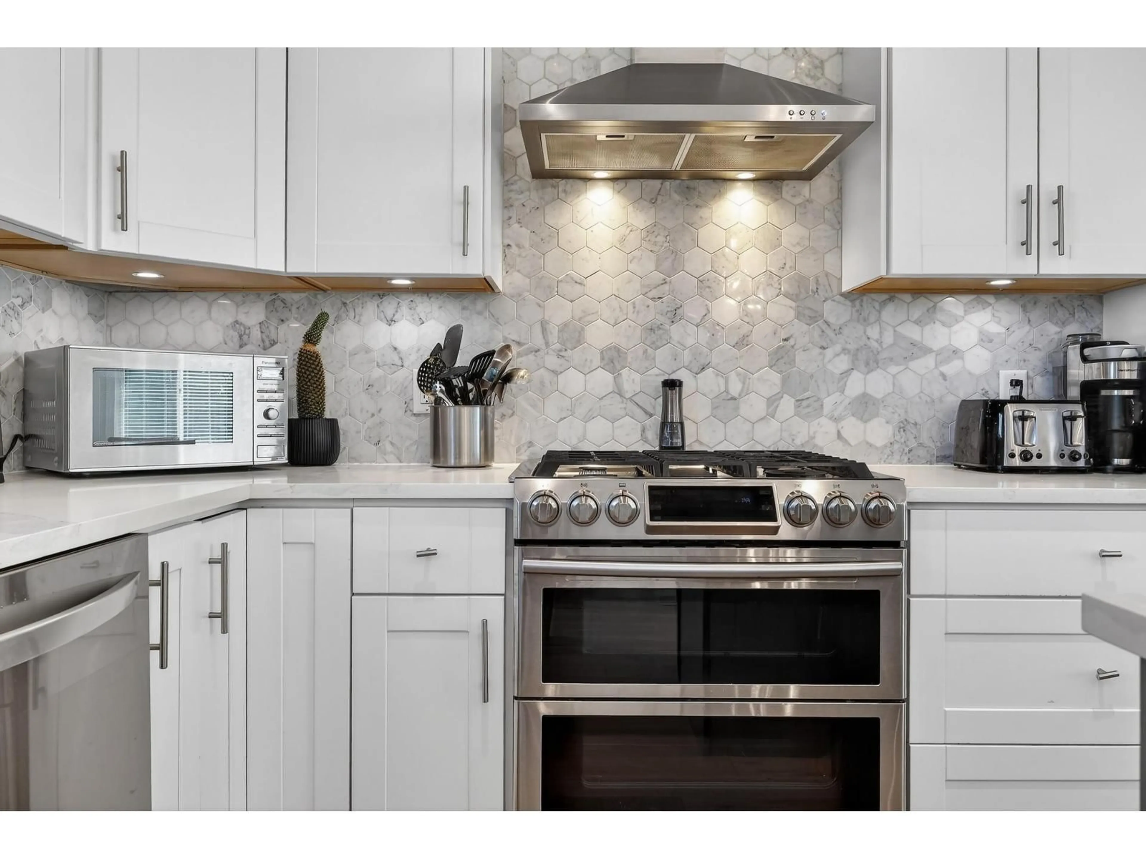 Contemporary kitchen, ceramic/tile floor for 20231 46 AVENUE, Langley British Columbia V3A5K3