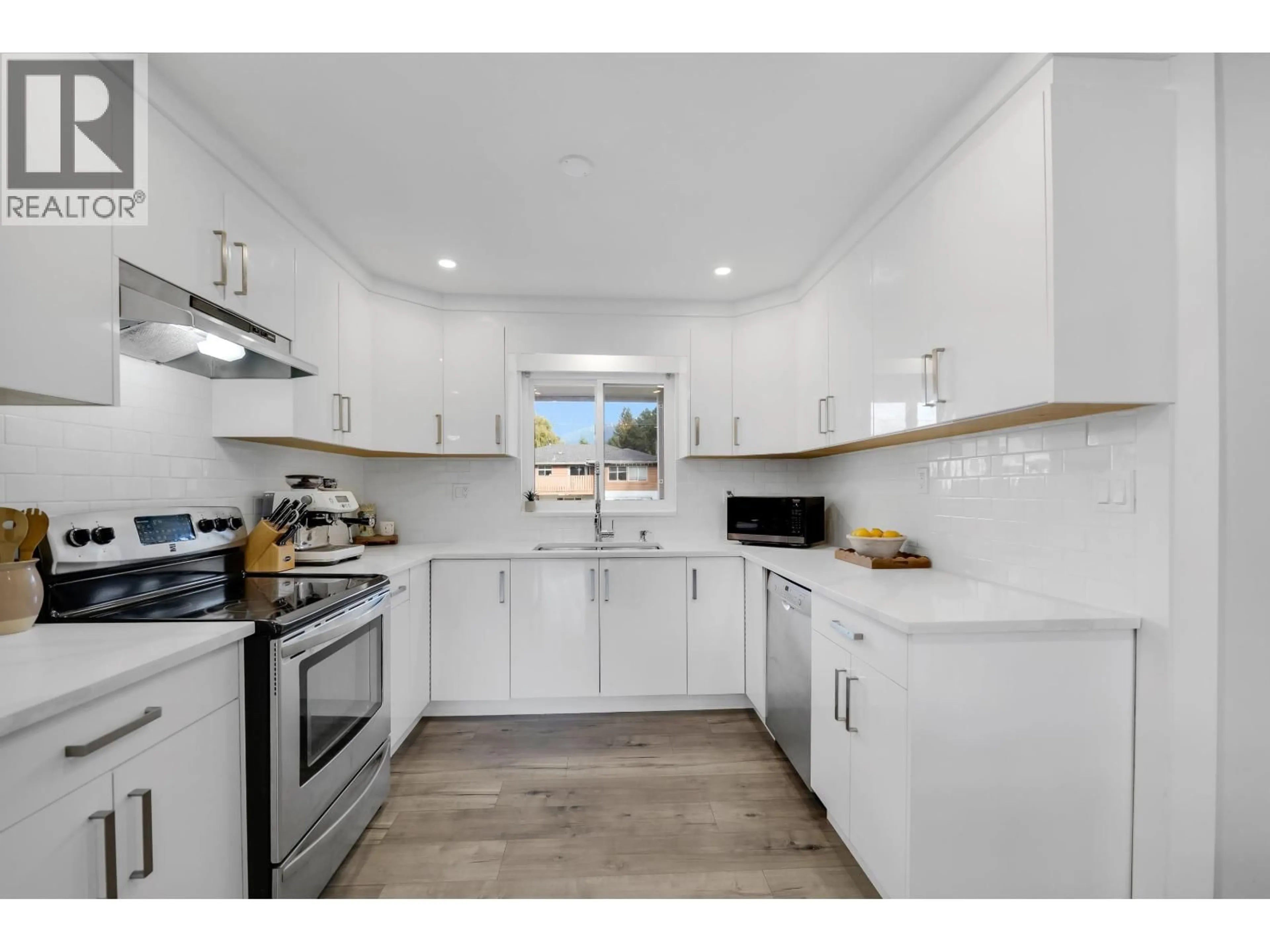 Open concept kitchen, unknown for 2026 GARIBALDI WAY, Squamish British Columbia V0N1T0