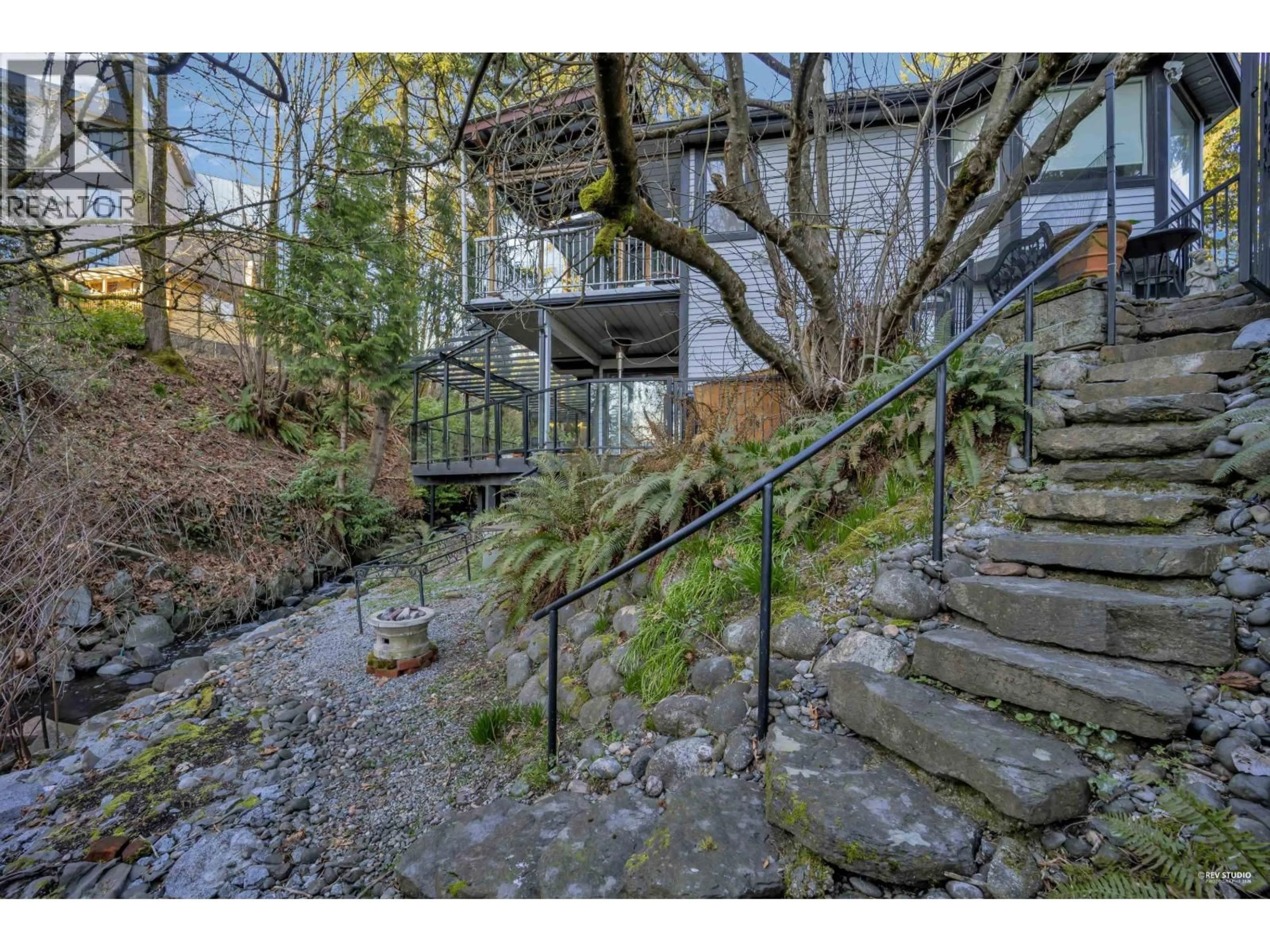 Stairs for 210 NELSON STREET, Coquitlam British Columbia V3K4M4