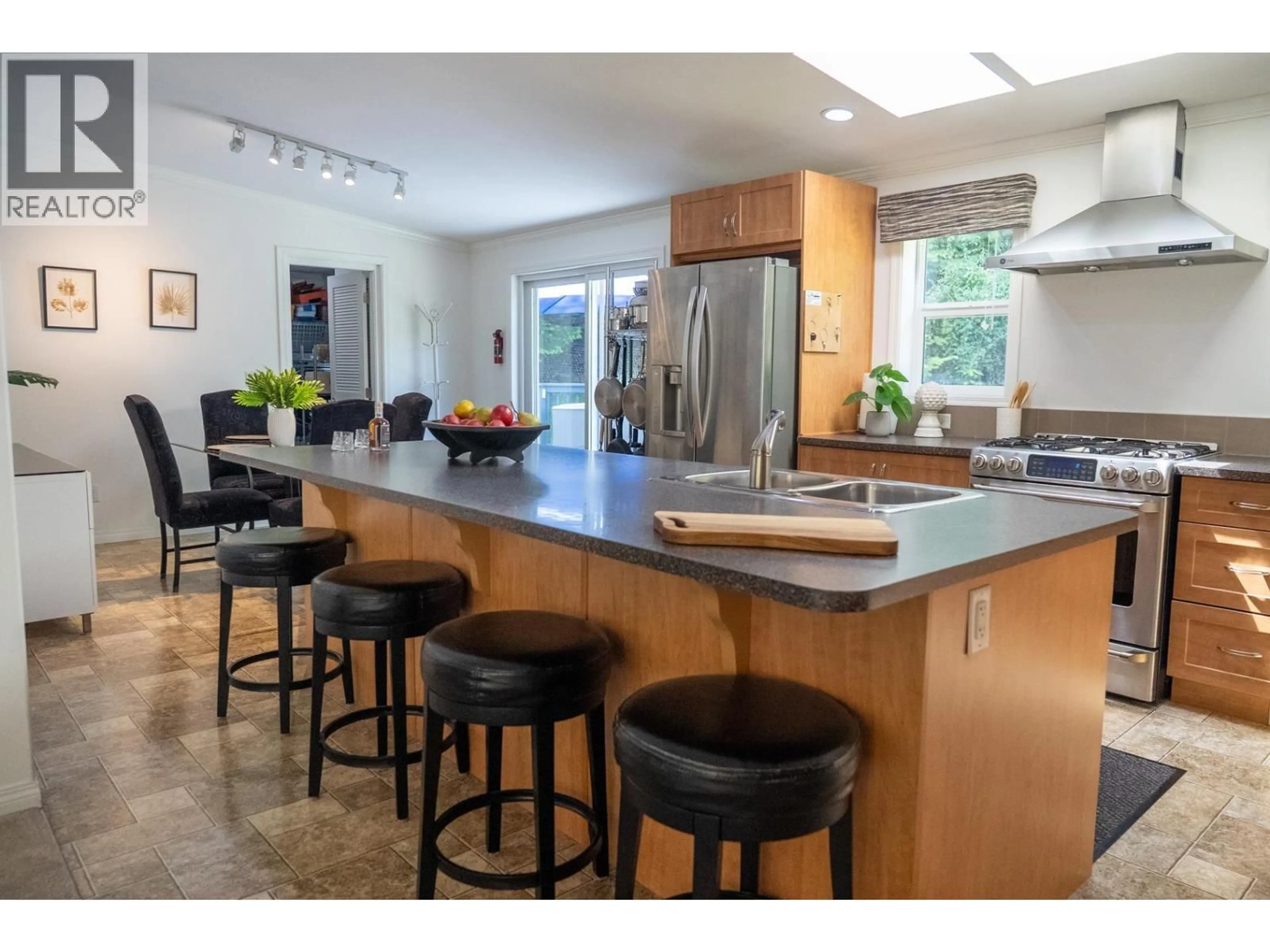 Open concept kitchen, ceramic/tile floor for 2604 DORY WAY, Pender Island British Columbia V0N2M2
