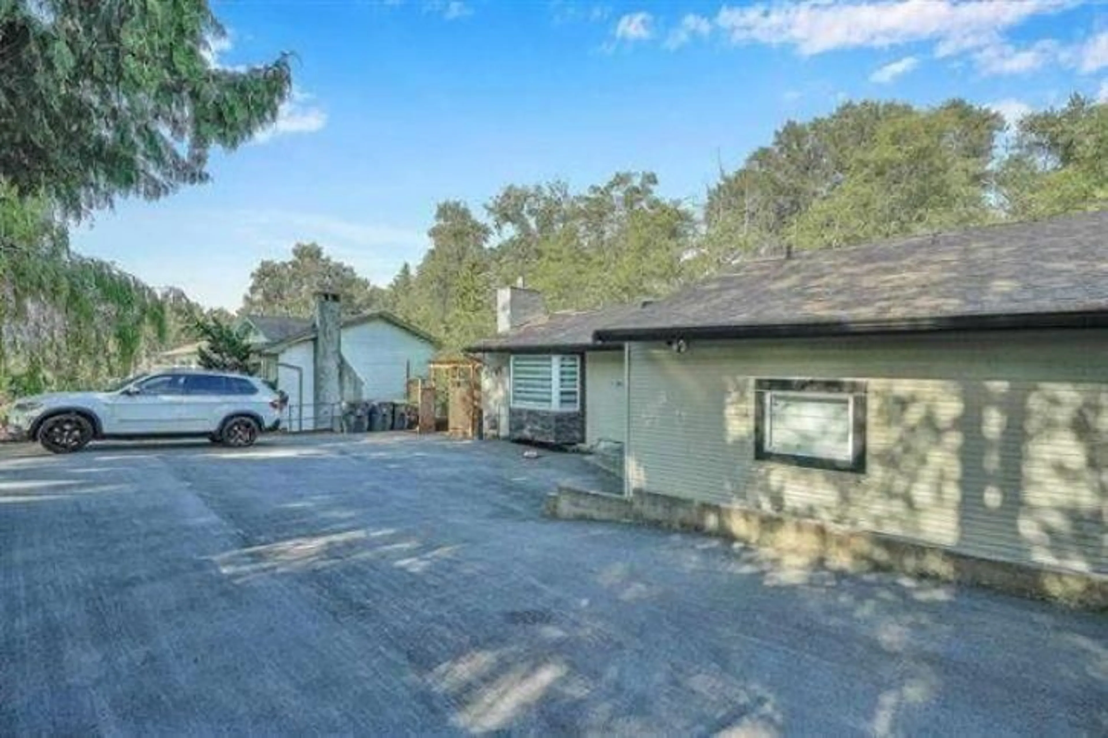 A pic from outside/outdoor area/front of a property/back of a property/a pic from drone, street for 7794 141B STREET, Surrey British Columbia V3W6J7