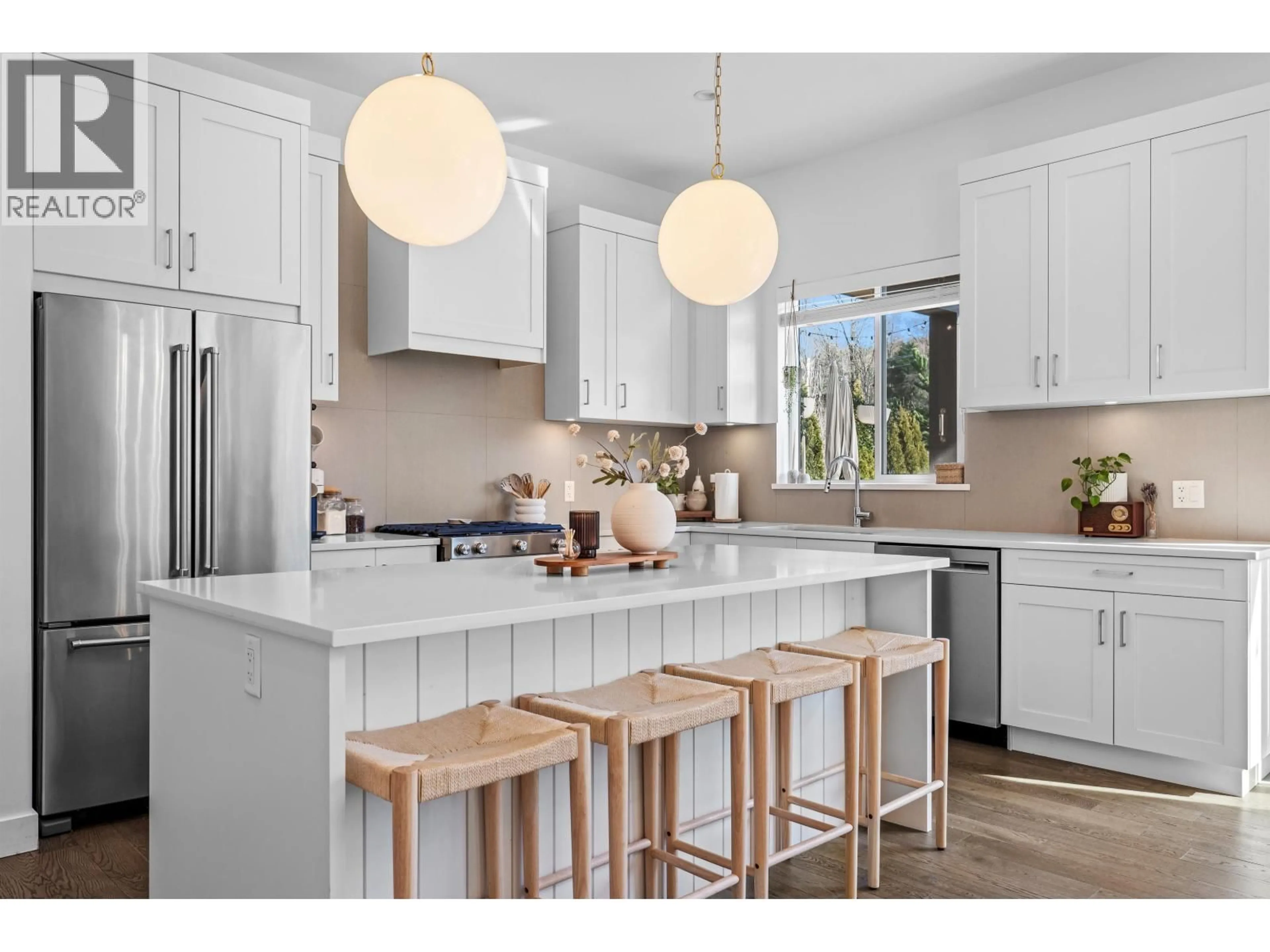 Open concept kitchen, unknown for 39212 CARDINAL DRIVE, Squamish British Columbia V8B0V3