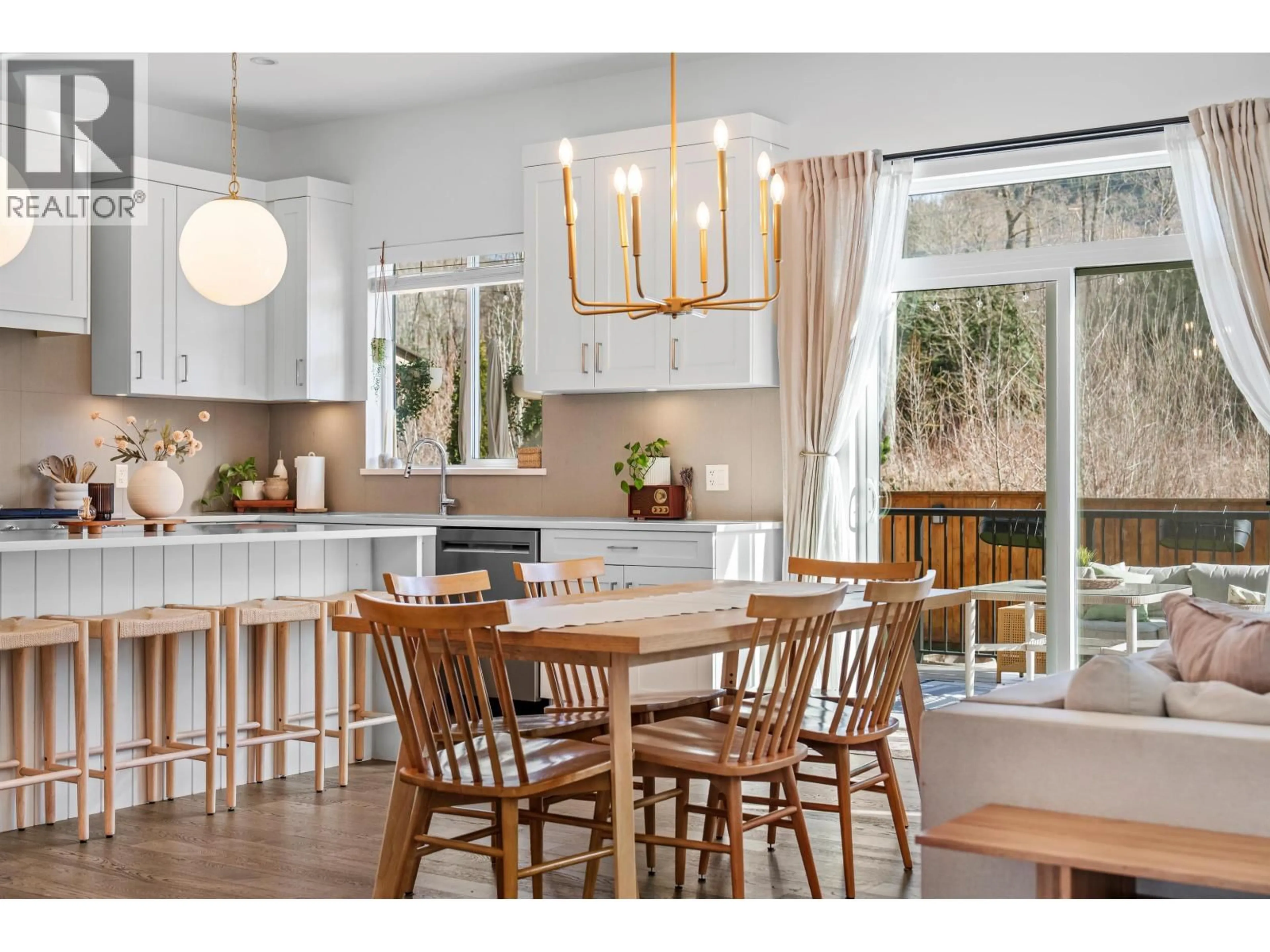 Open concept kitchen, wood/laminate floor for 39212 CARDINAL DRIVE, Squamish British Columbia V8B0V3