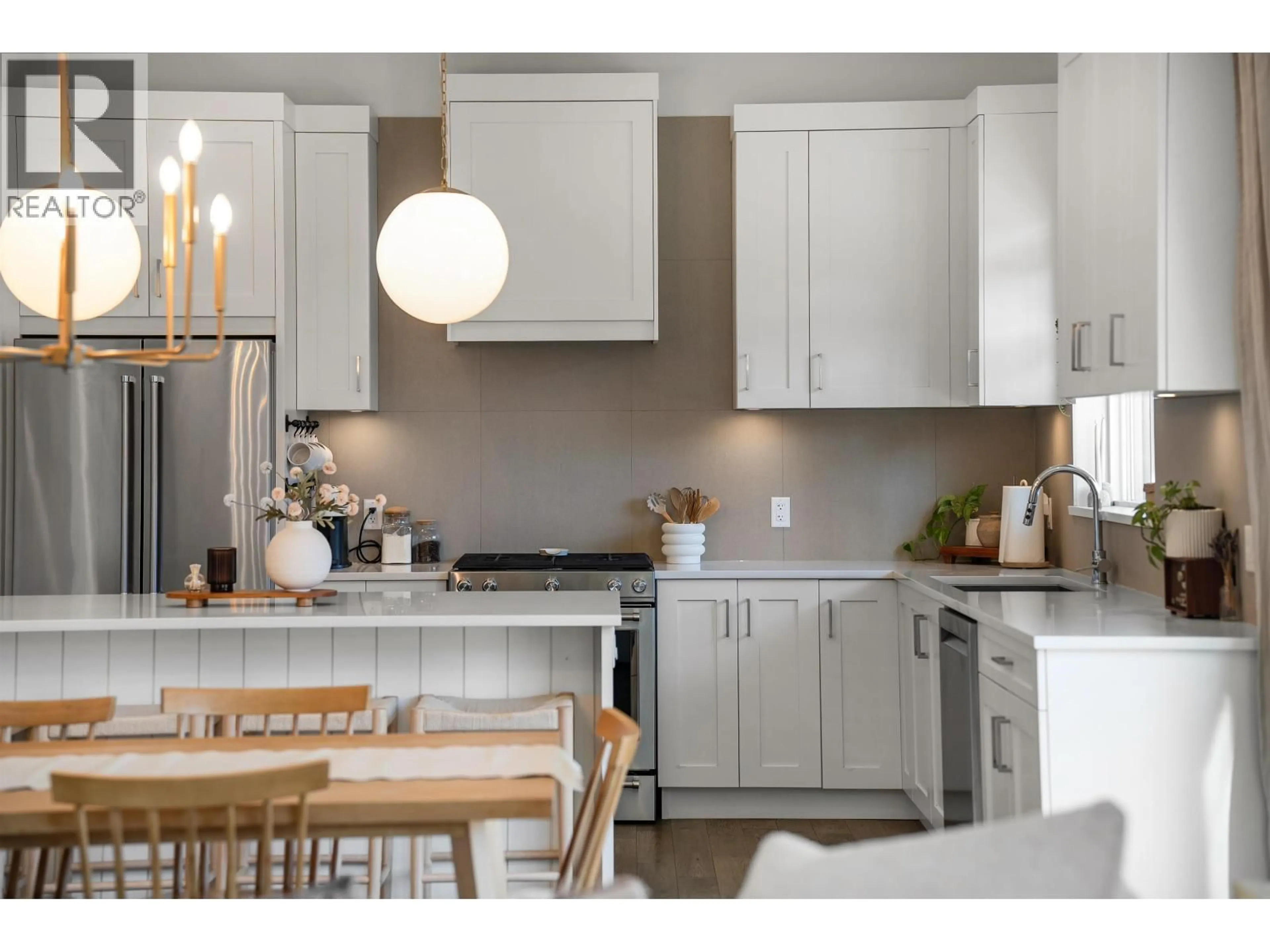 Open concept kitchen, wood/laminate floor for 39212 CARDINAL DRIVE, Squamish British Columbia V8B0V3