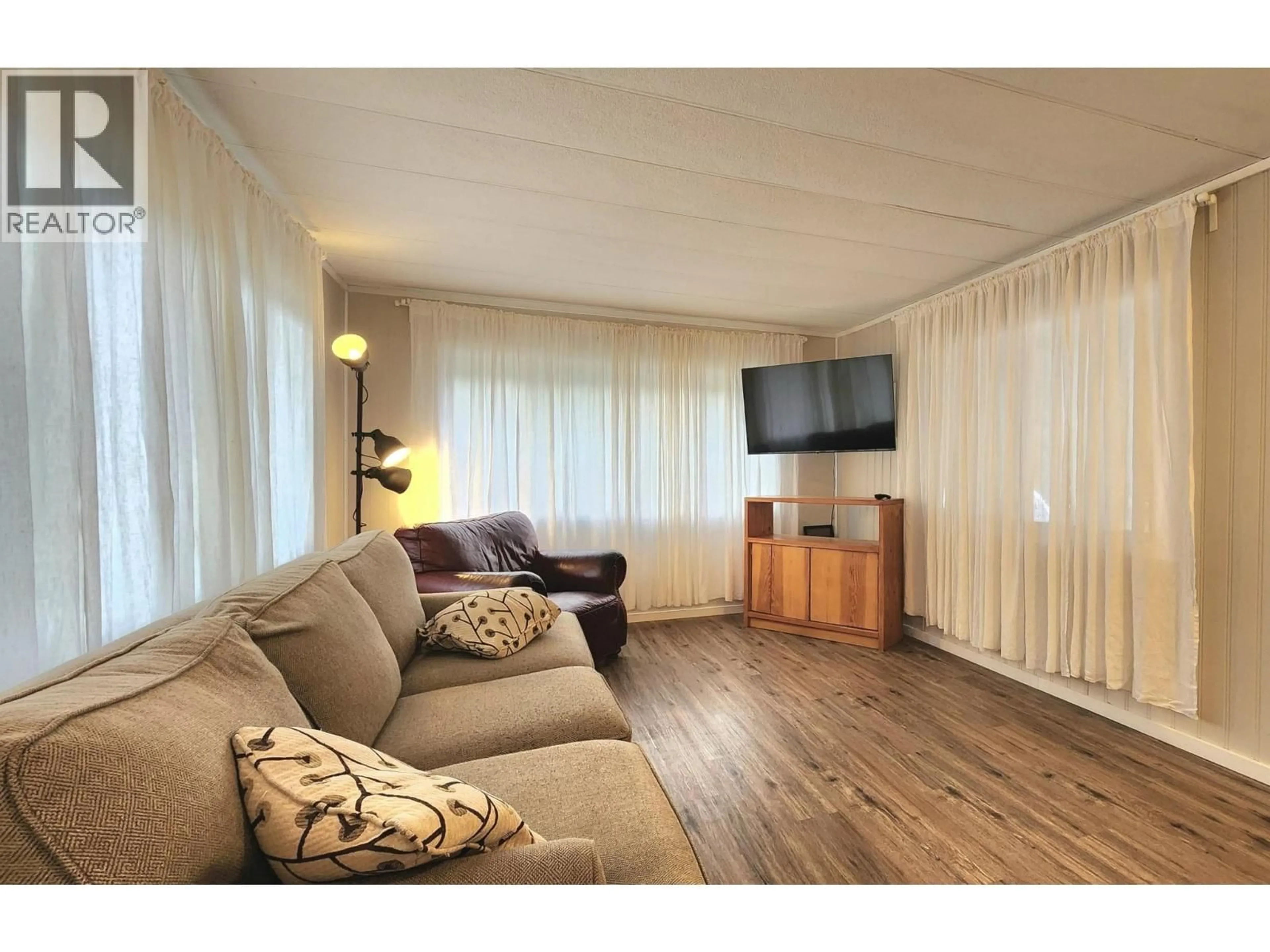 Living room with furniture, wood/laminate floor for 9304 UPPER LILLOOET RIVER FSR, Pemberton British Columbia V0N2L2