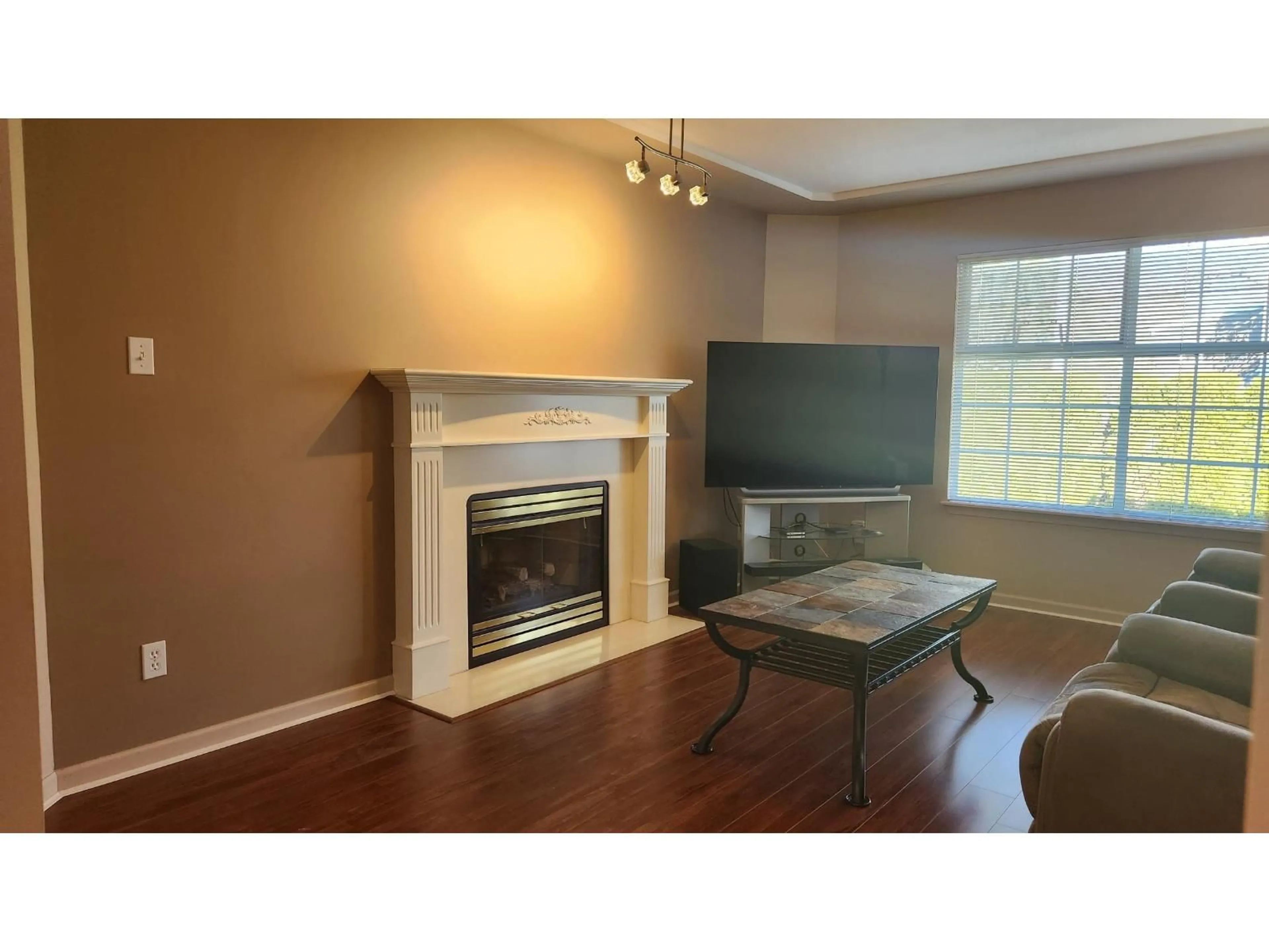 Living room with furniture, wood/laminate floor for 30 - 9168 FLEETWOOD WAY, Surrey British Columbia V3R0P1