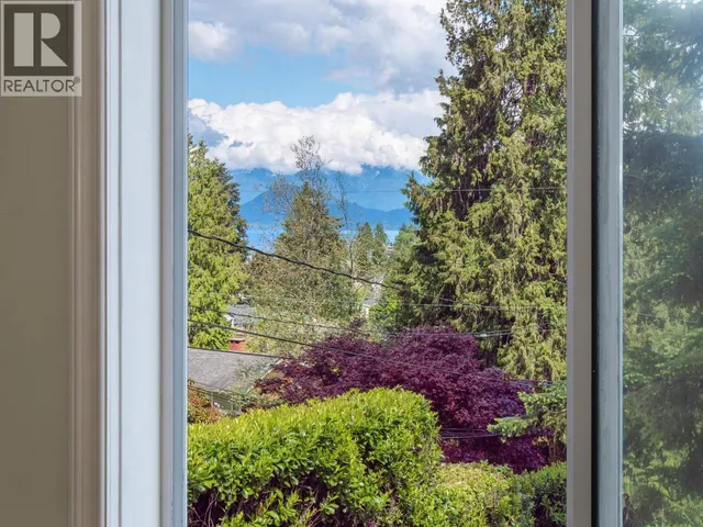 642 GOWER POINT ROAD, Gibsons 2