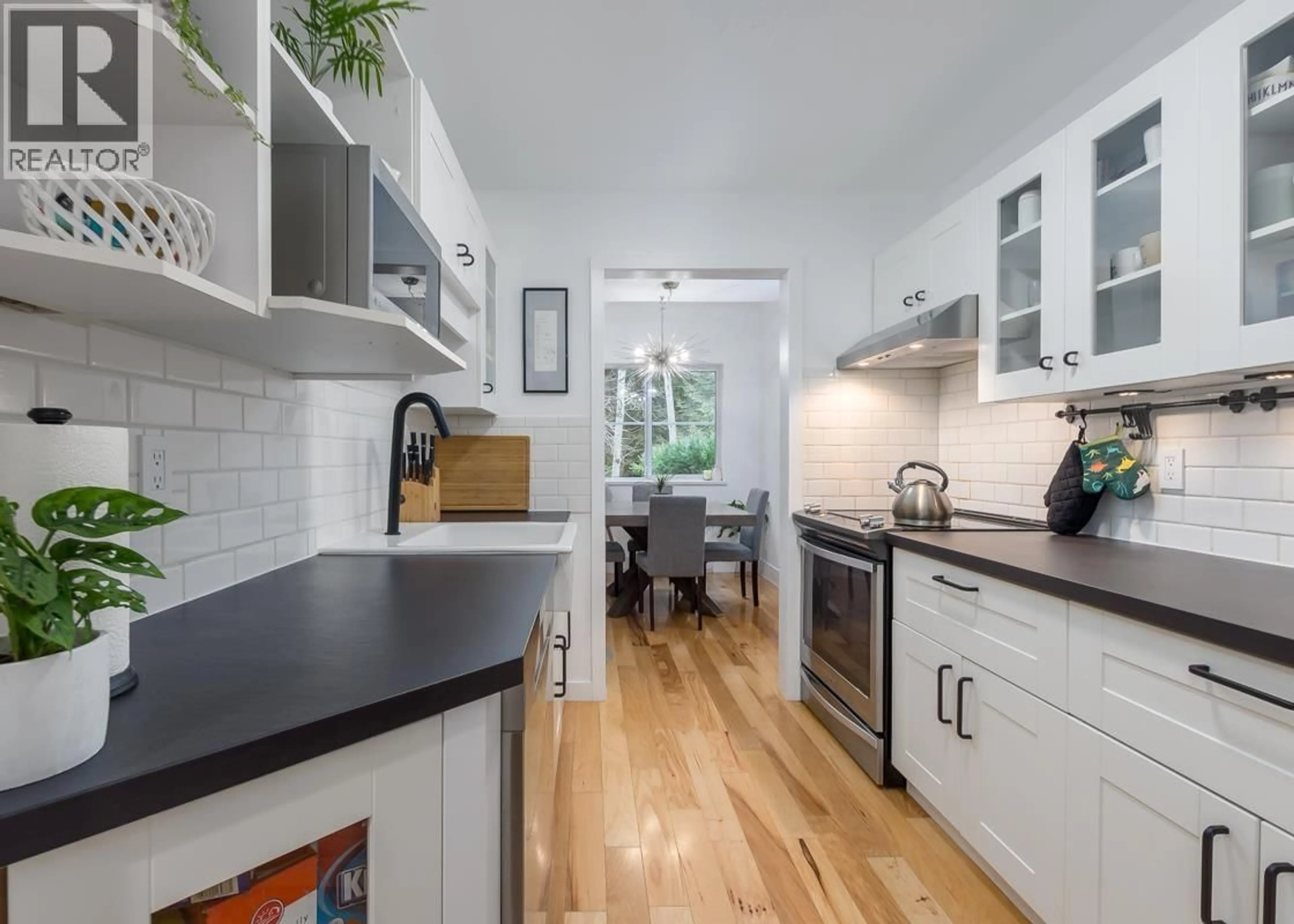 Open concept kitchen, ceramic/tile floor for 2 - 38247 WESTWAY AVENUE, Squamish British Columbia V8B0L6