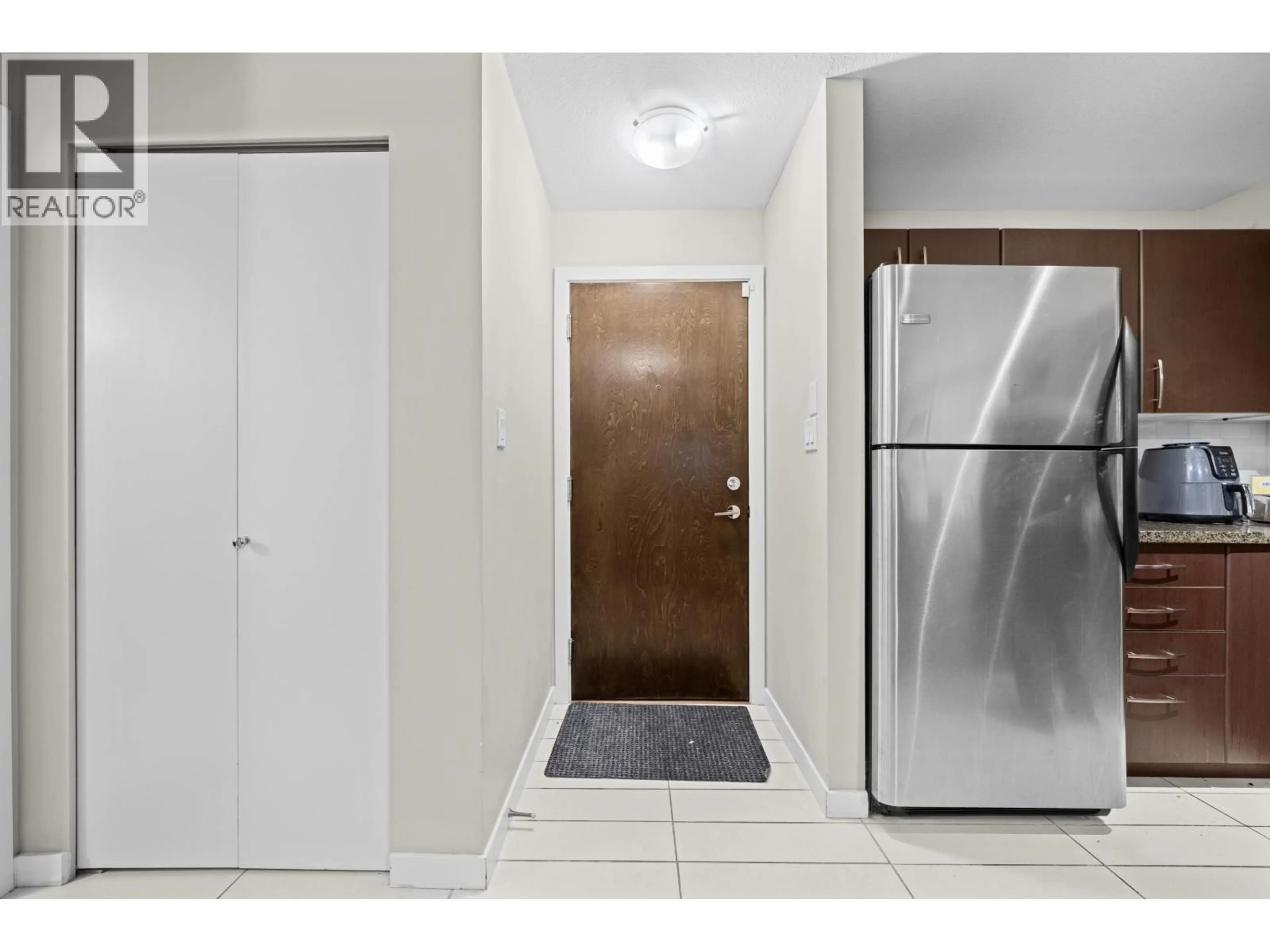 Indoor entryway for 209 - 7337 MACPHERSON AVENUE, Burnaby British Columbia V5J0A9