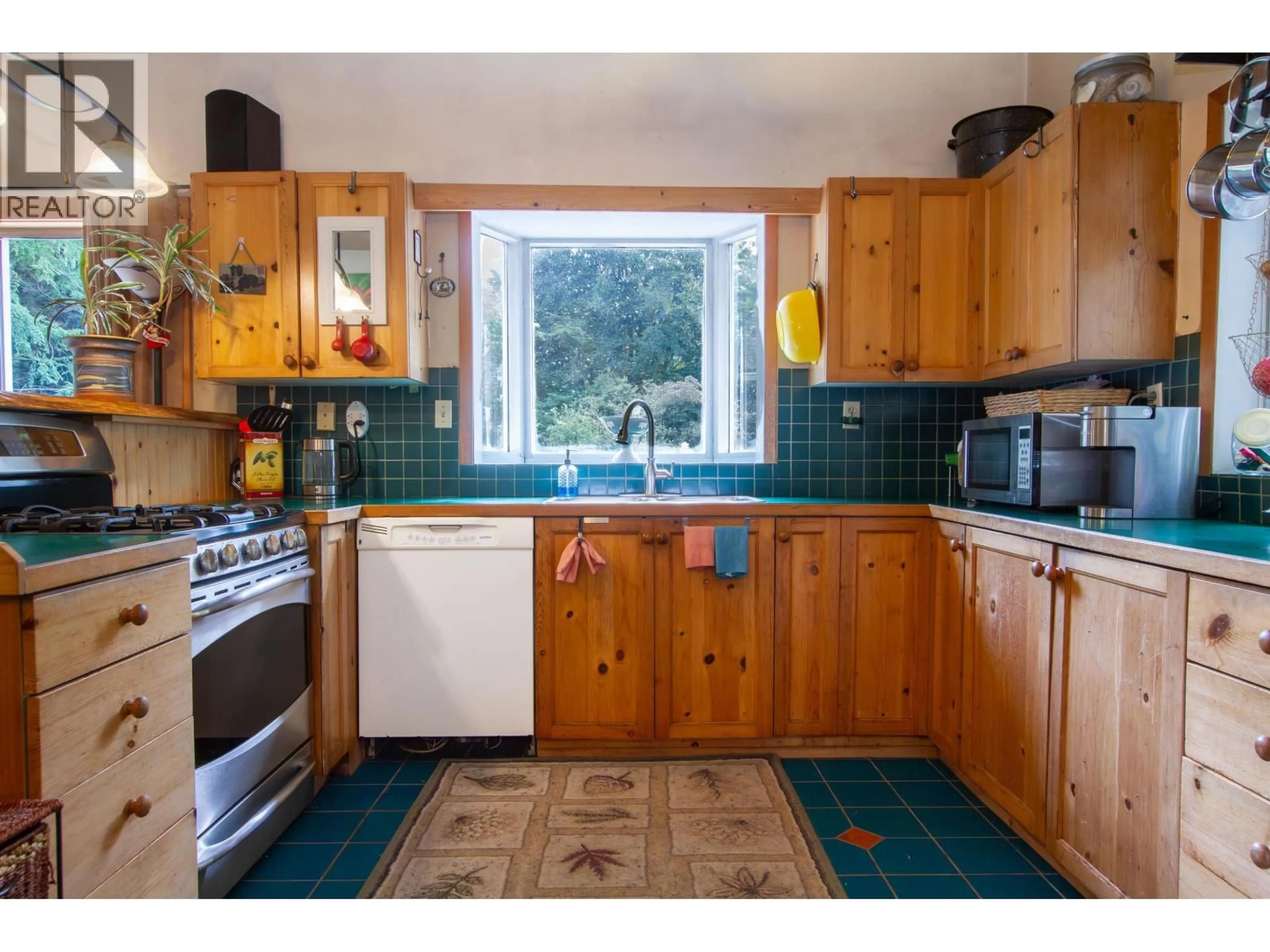 Standard kitchen, unknown for 1020 FINCH DRIVE, Squamish British Columbia V8B0C2