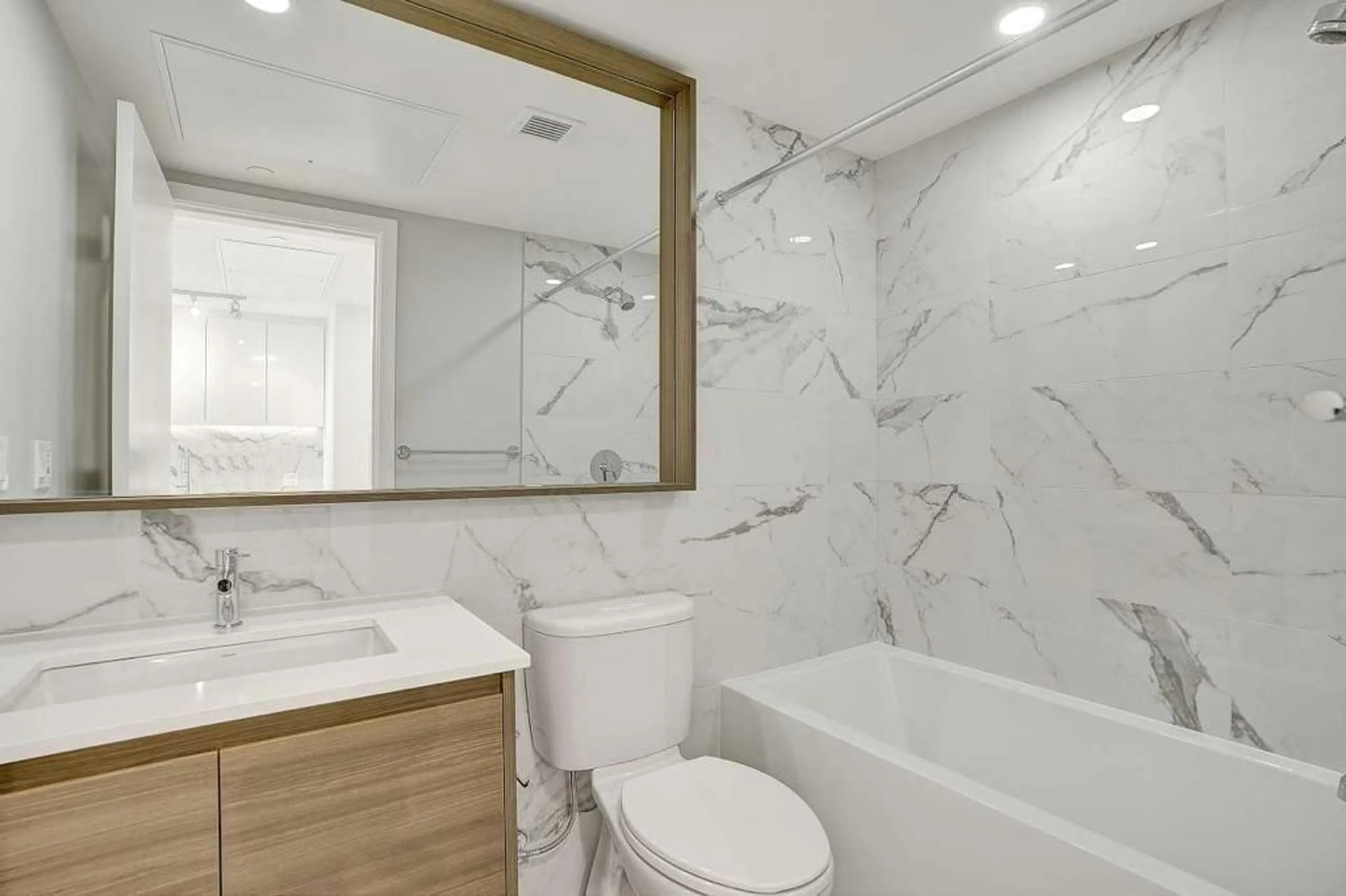 Standard bathroom, ceramic/tile floor for 1202 - 10626 CITY PARKWAY, Surrey British Columbia V3S0V1