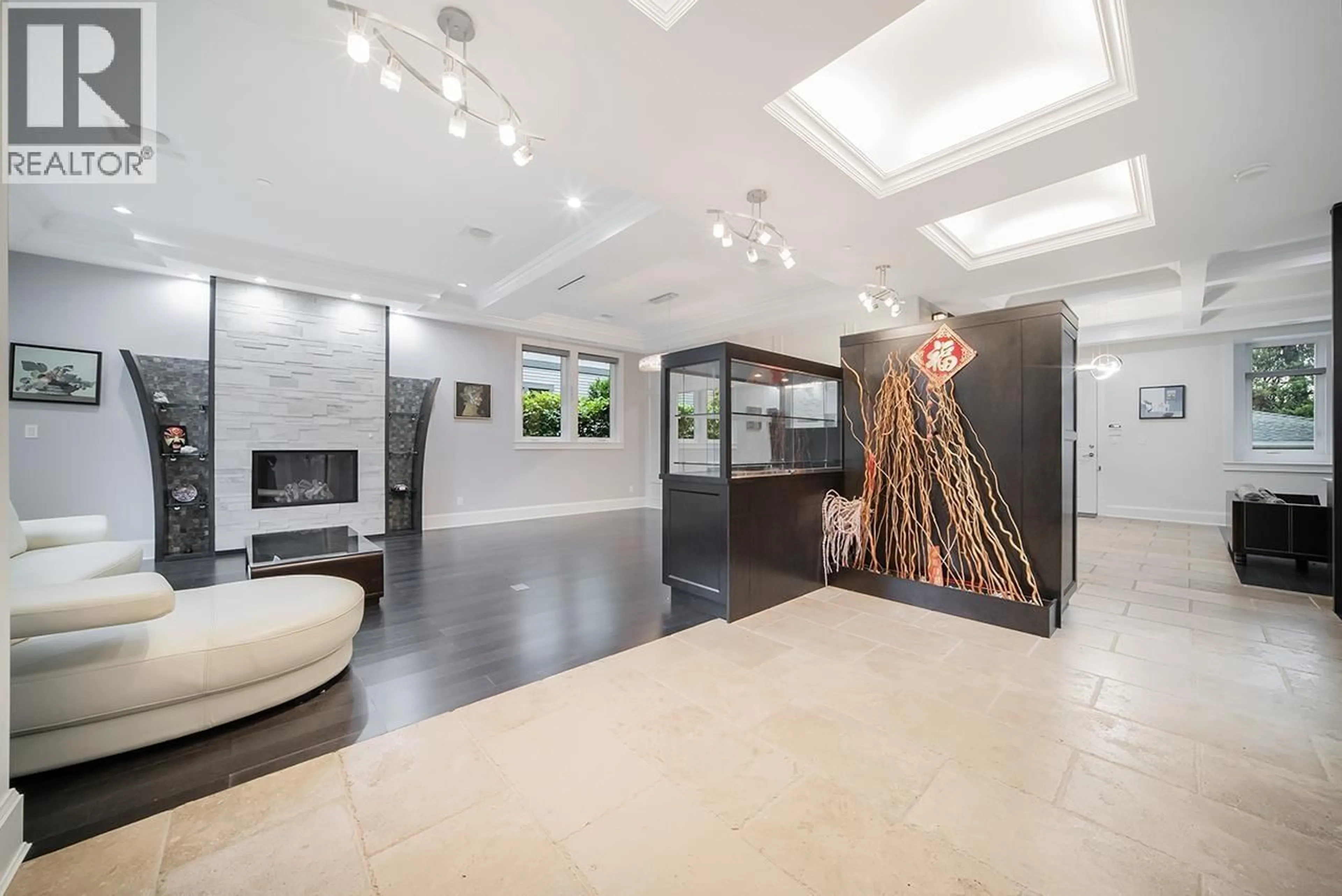 Indoor foyer for 1420 53RD AVENUE, Vancouver British Columbia V6P1L2