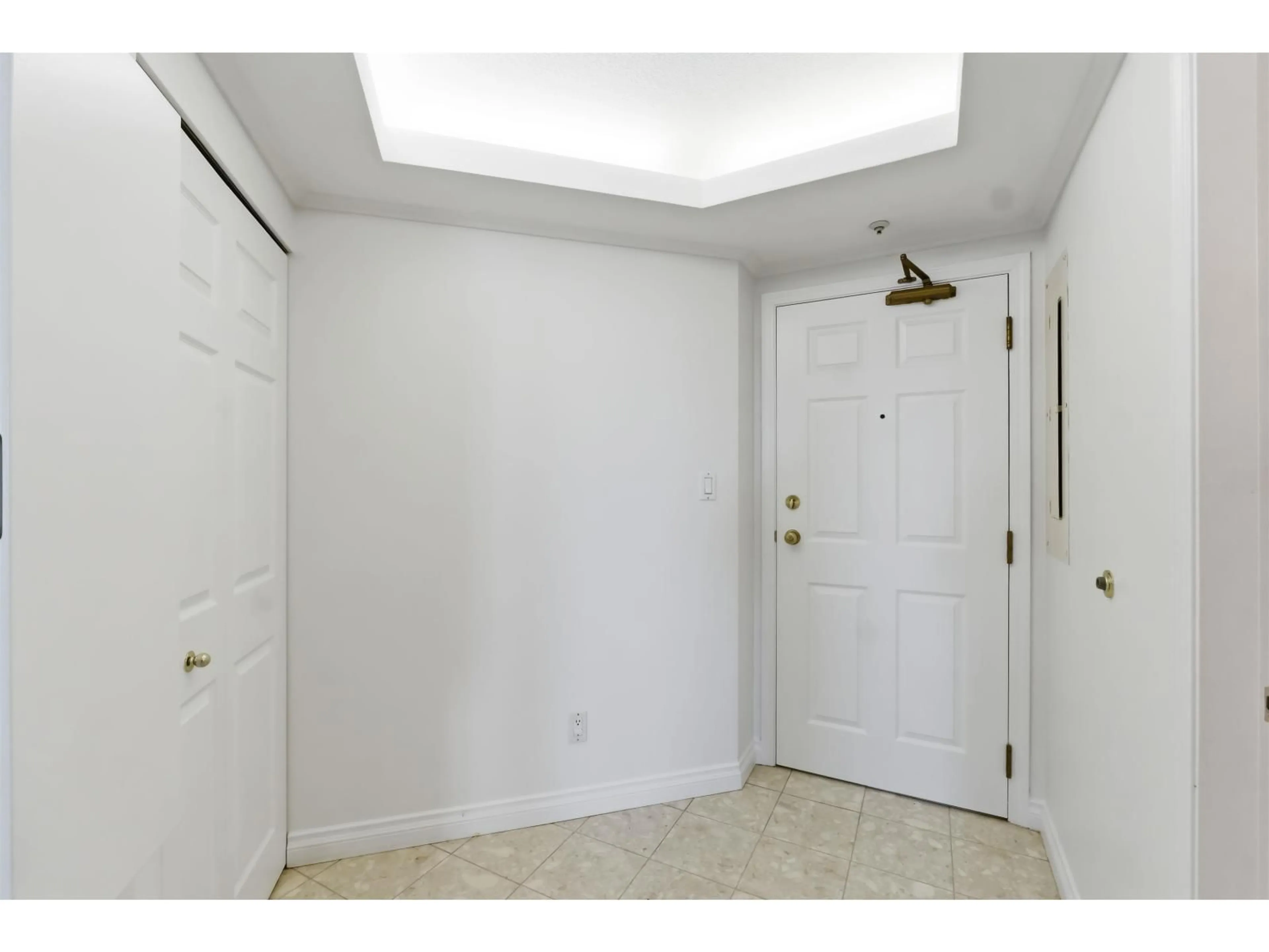 Indoor entryway for 505 - 13383 108 AVE AVENUE, Surrey British Columbia V3T5T6