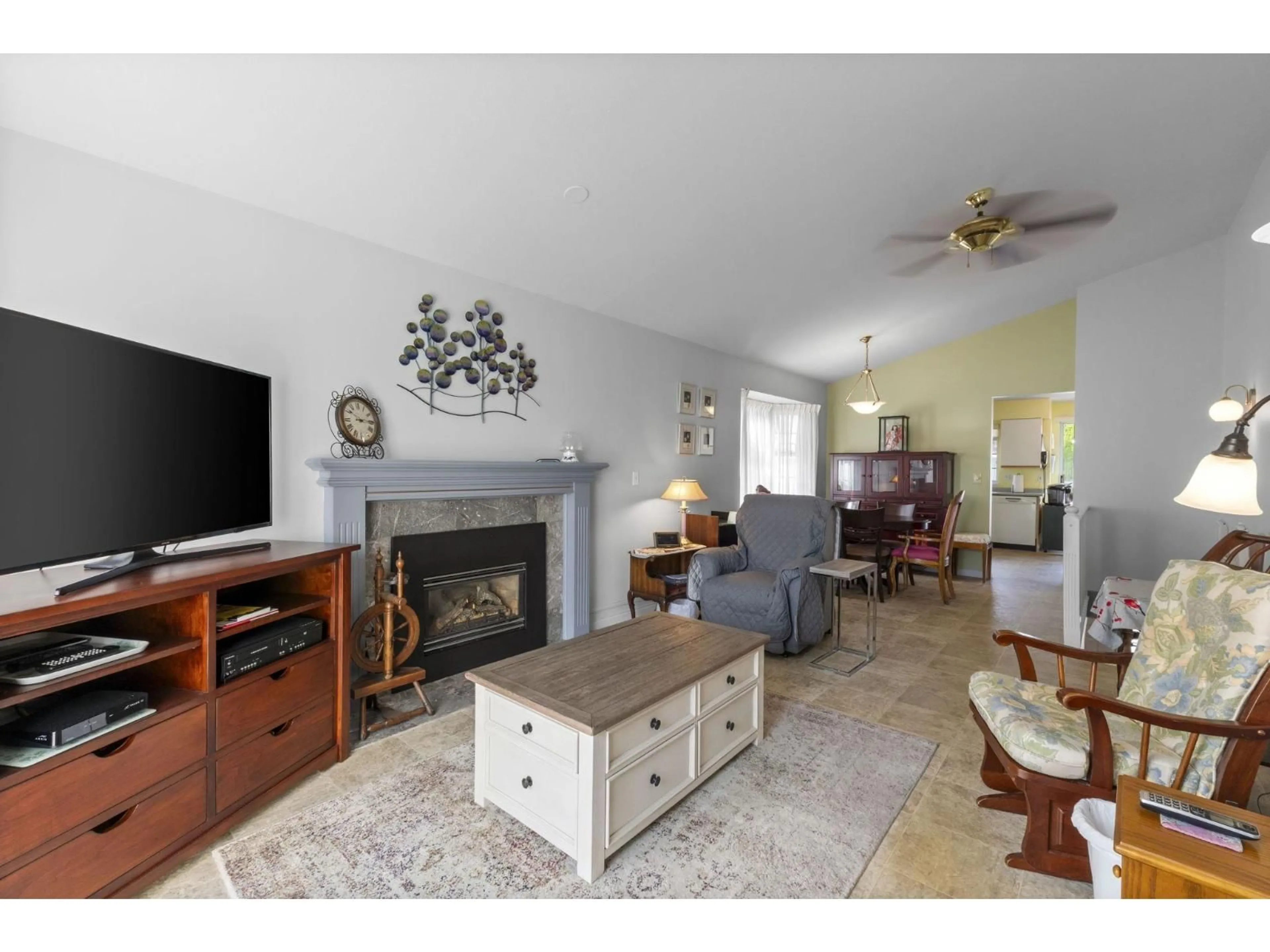 Living room with furniture, ceramic/tile floor for 6 - 13970 72 AVENUE, Surrey British Columbia V3W0M5