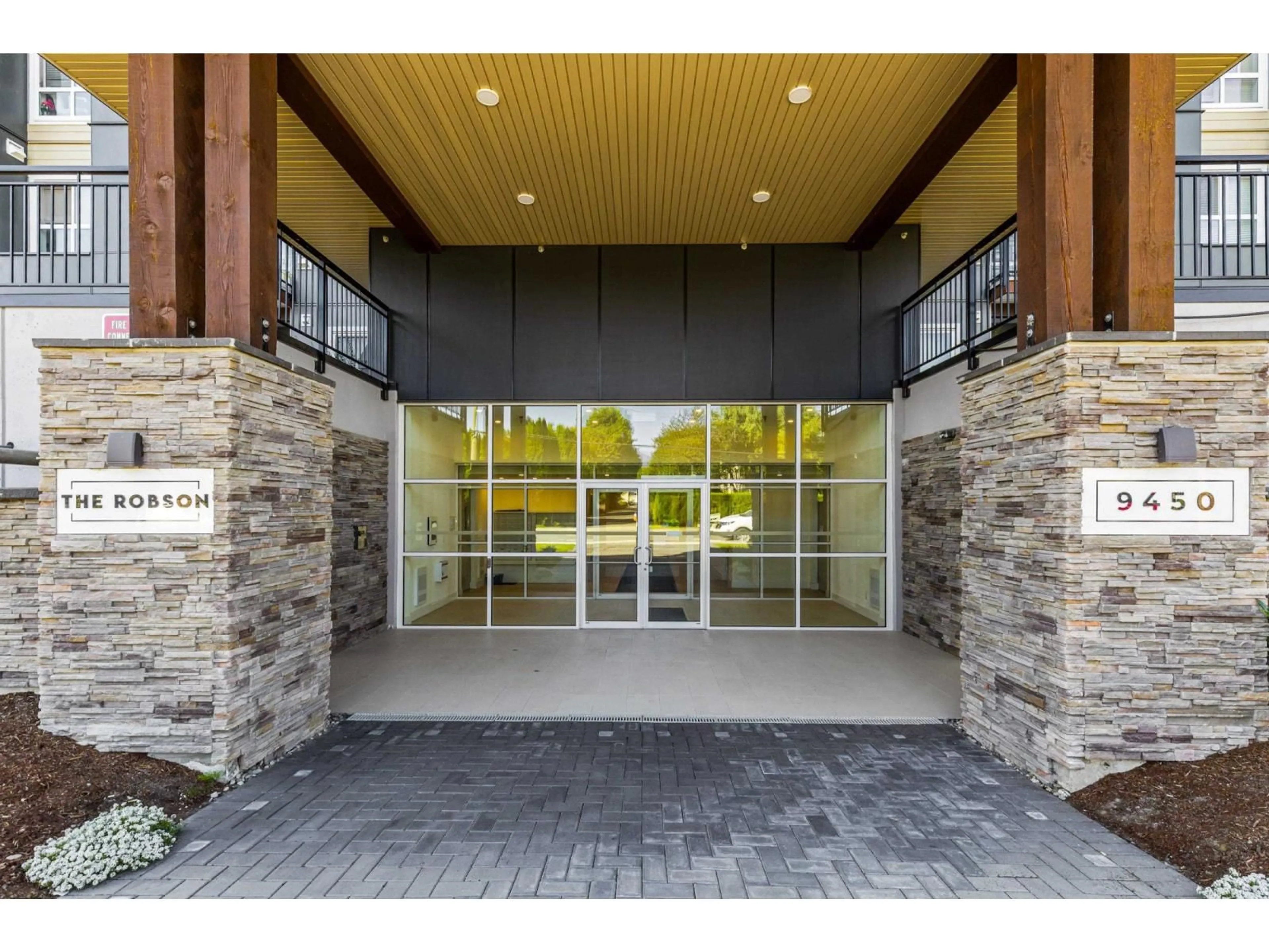 Indoor foyer for 214 - 9450 ROBSON STREET, Chilliwack British Columbia V2P0L7