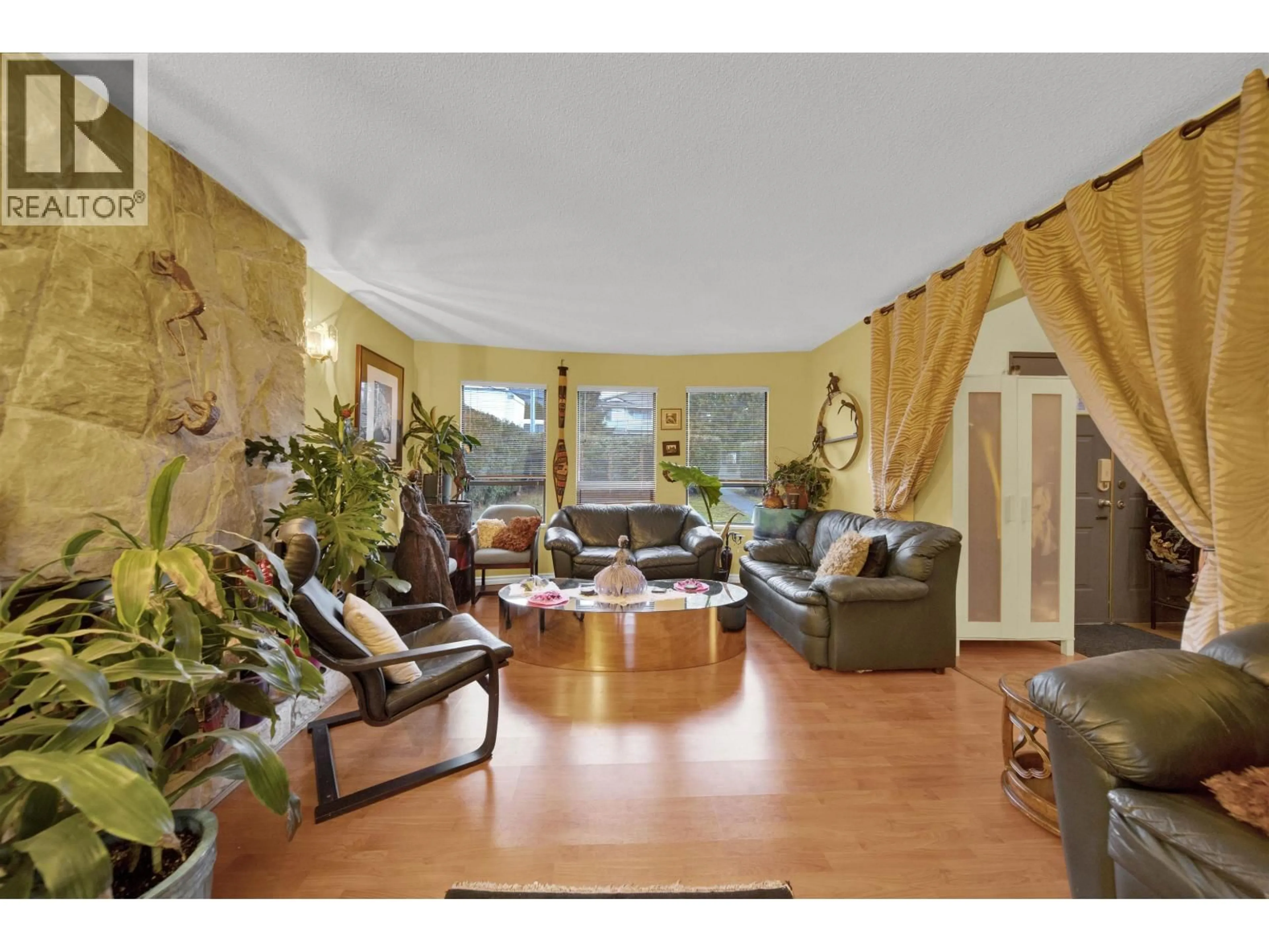 Living room with furniture, unknown for 7893 CUMBERLAND STREET, Burnaby British Columbia V3N3Y6