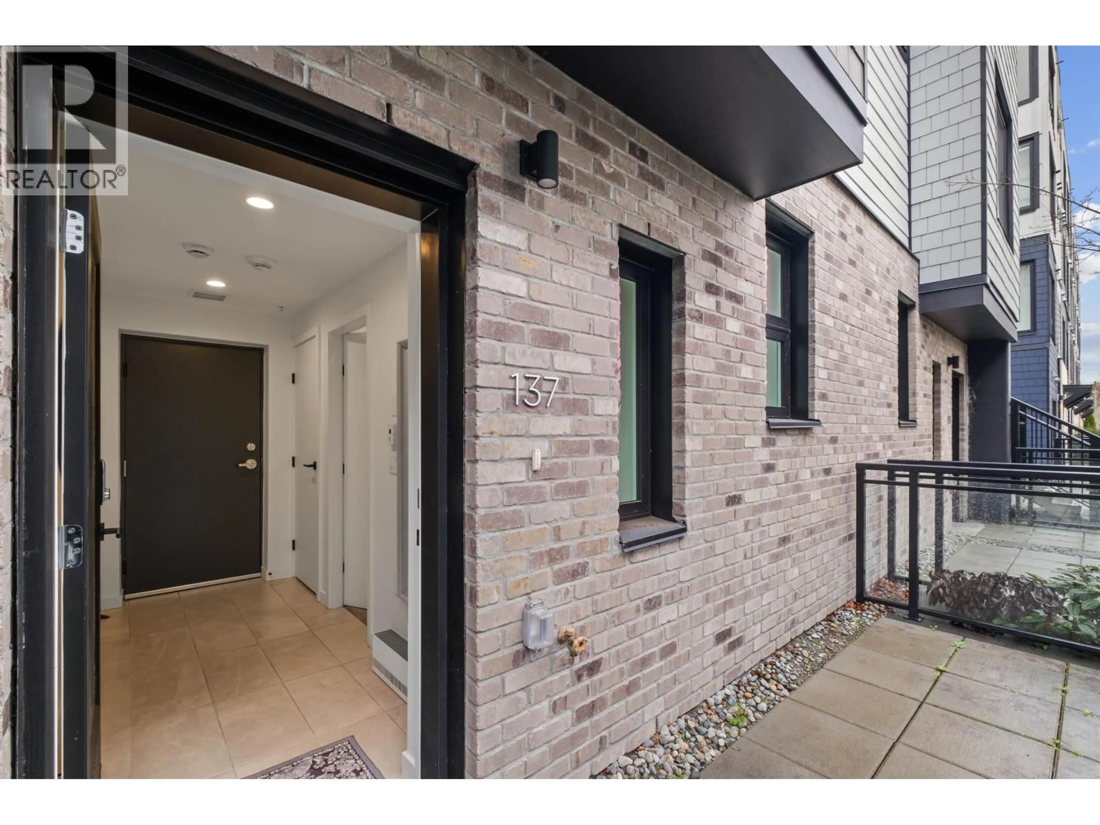 Indoor entryway for 137 - 535 2ND STREET, North Vancouver British Columbia V7L1E1