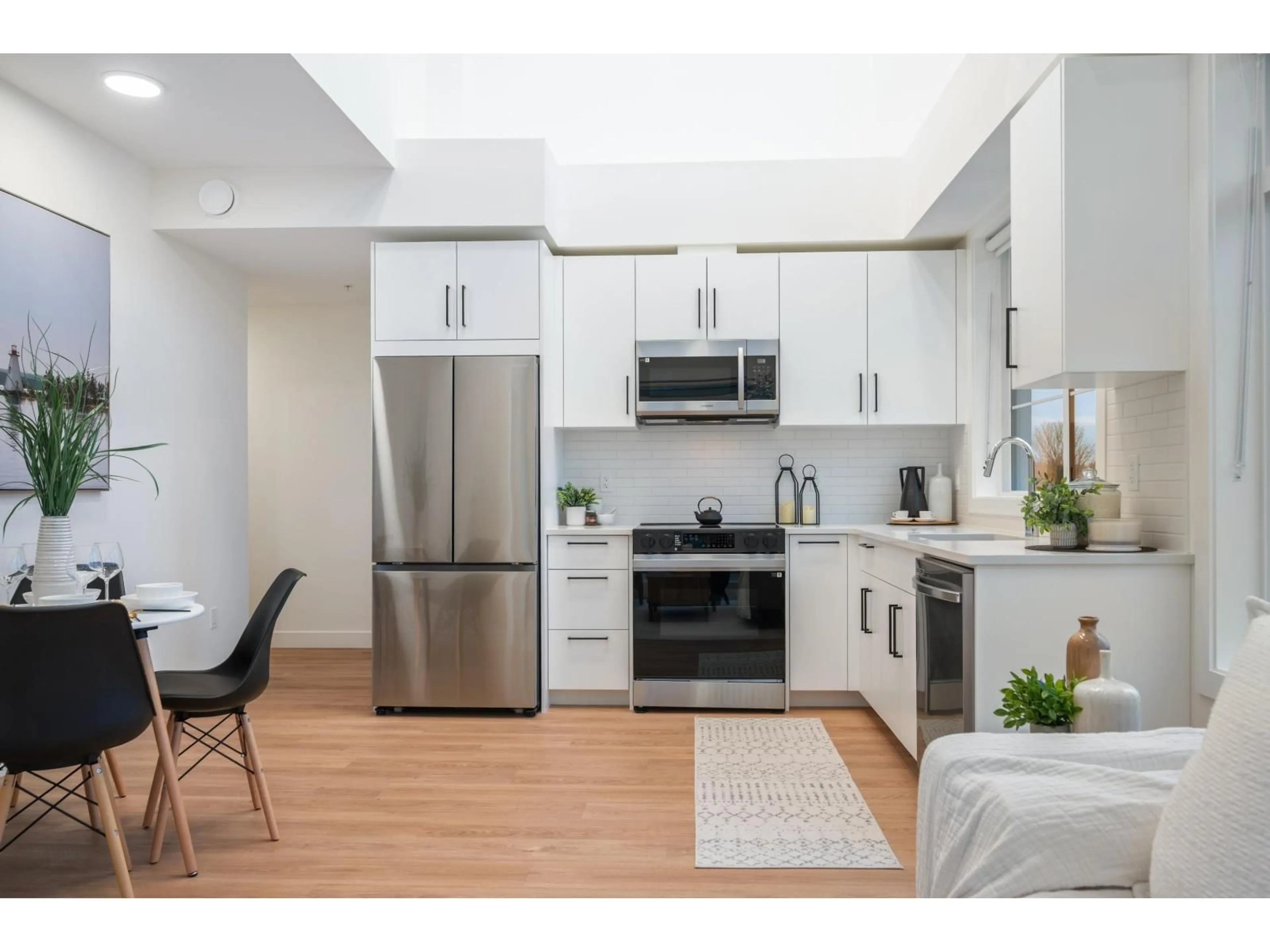 Open concept kitchen, wood/laminate floor for 501 - 33816 SOUTH FRASER WAY, Abbotsford British Columbia V2S0P2