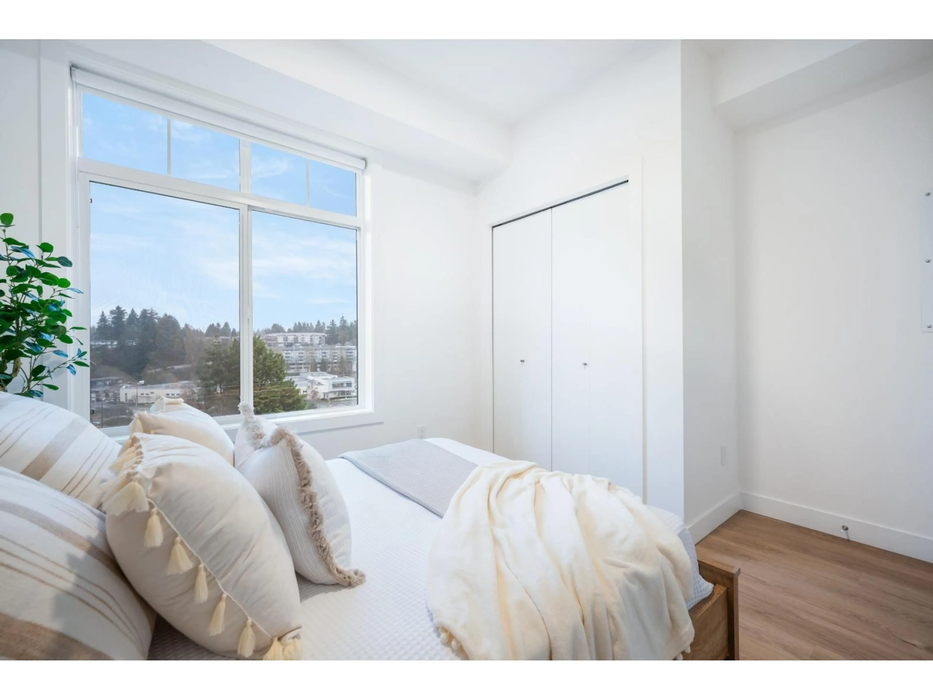 Bedroom with bed, wood/laminate floor for 501 - 33816 SOUTH FRASER WAY, Abbotsford British Columbia V2S0P2