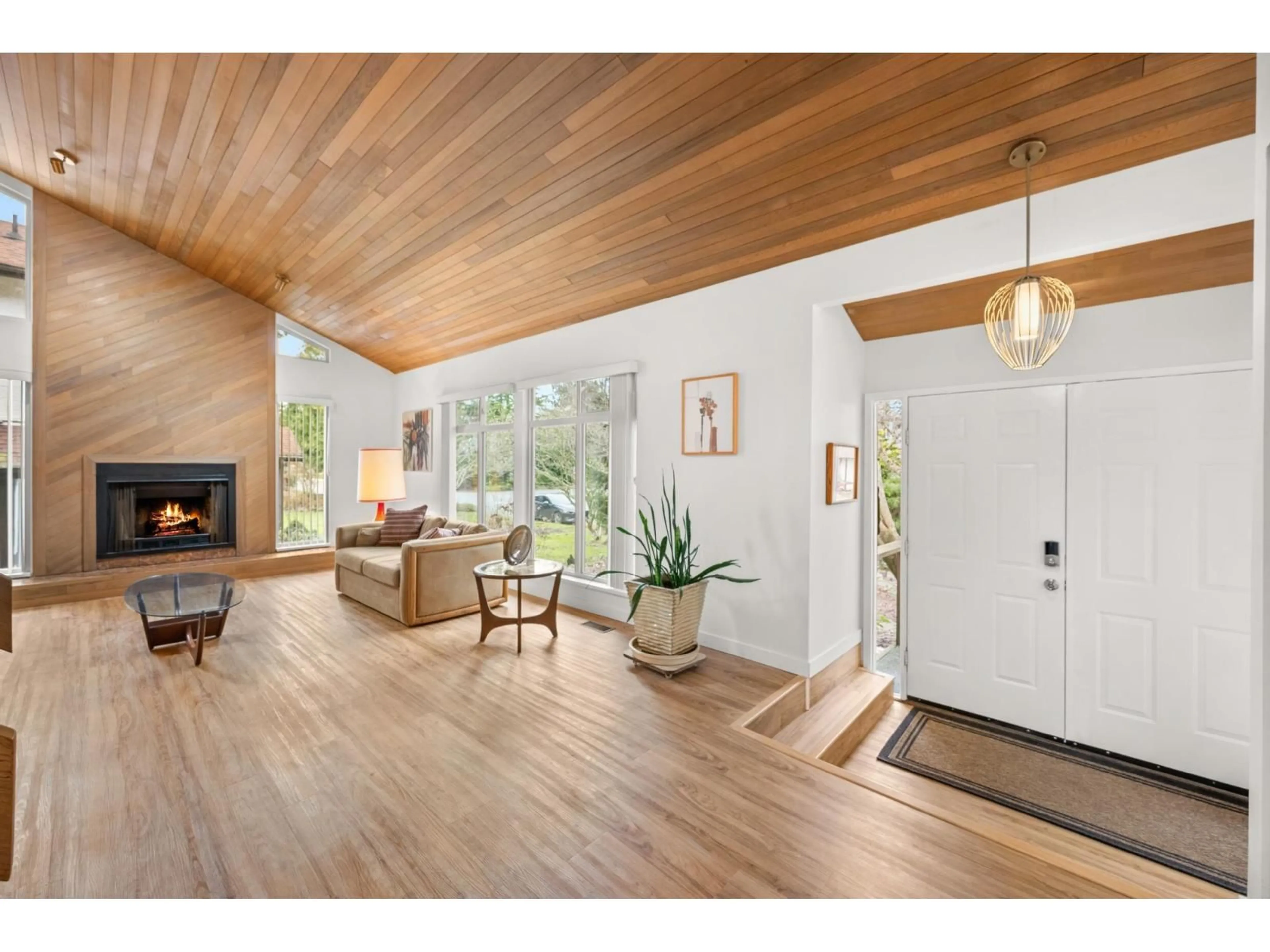 Indoor entryway for 1785 140A STREET, Surrey British Columbia V4A6T9