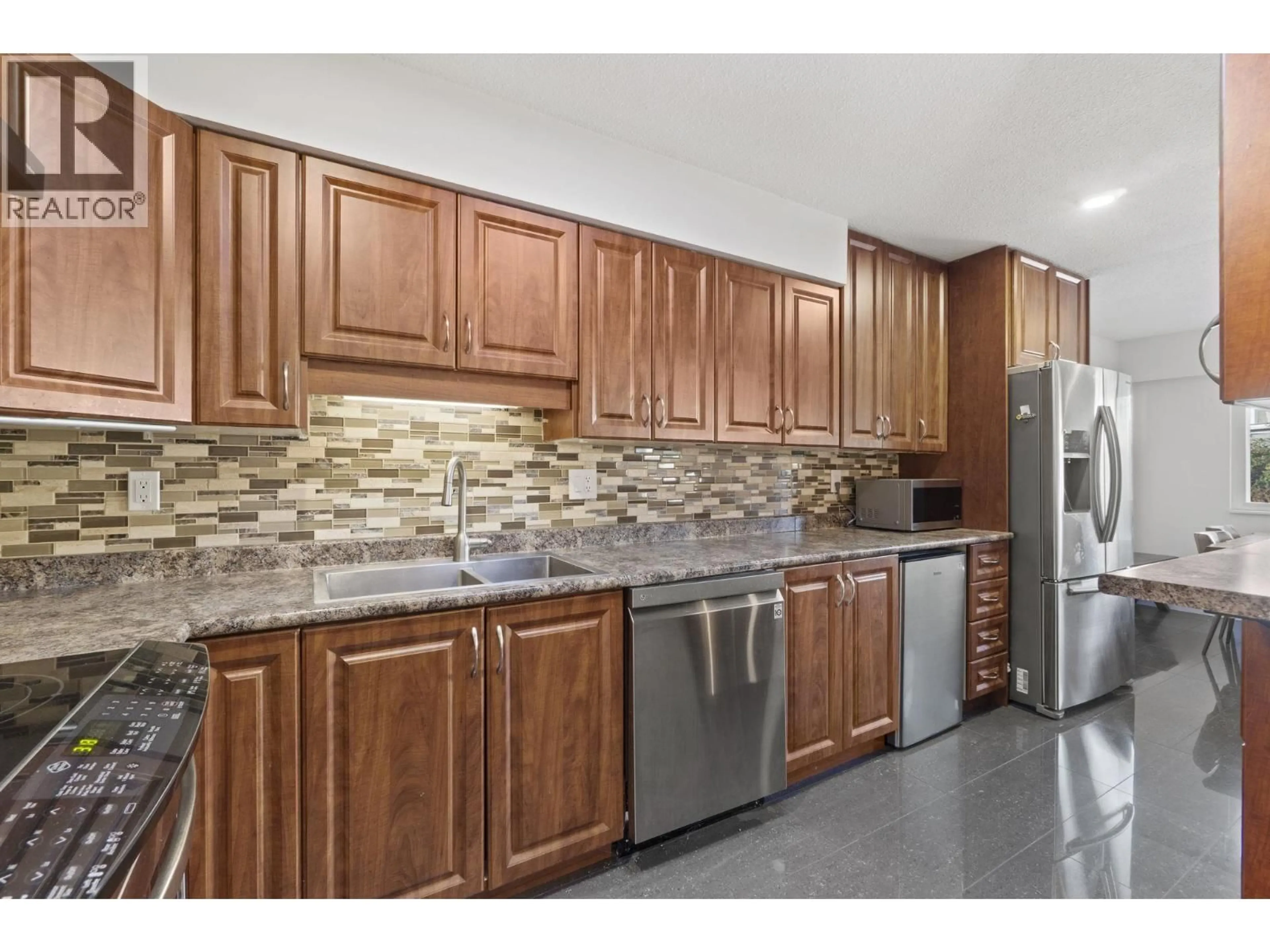 Standard kitchen, ceramic/tile floor for 644 ALDERSON AVENUE, Coquitlam British Columbia V3K1T5